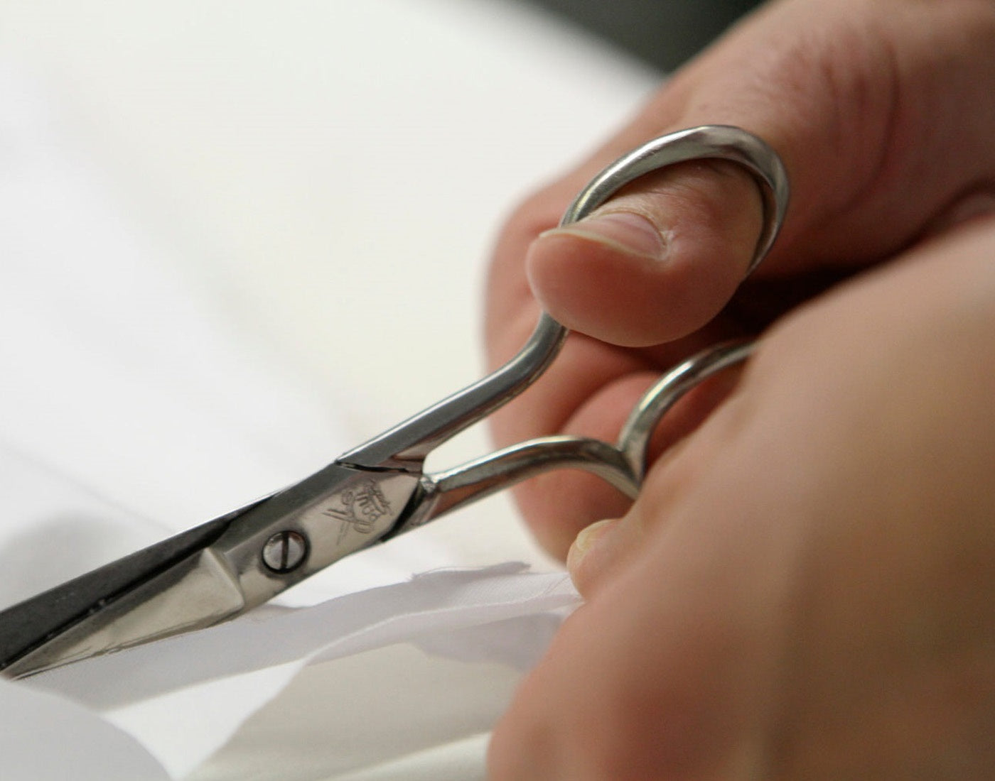 Hand Schere Zuschnitt Weißer Stoff