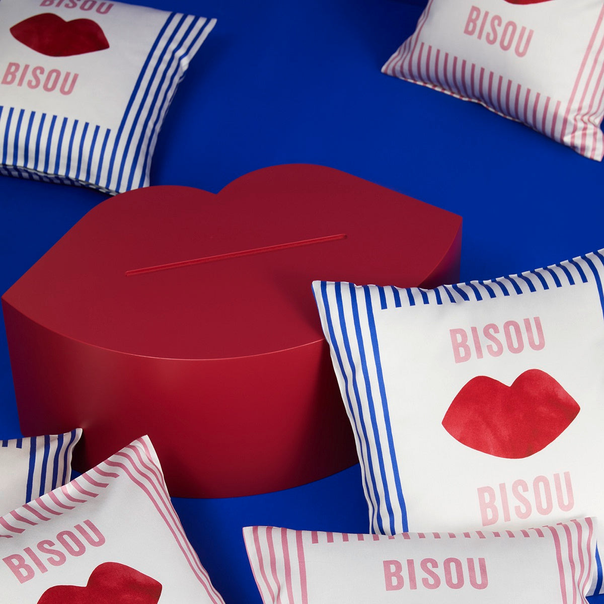 Satin Kissen Bisou Kussmund Herzdeko