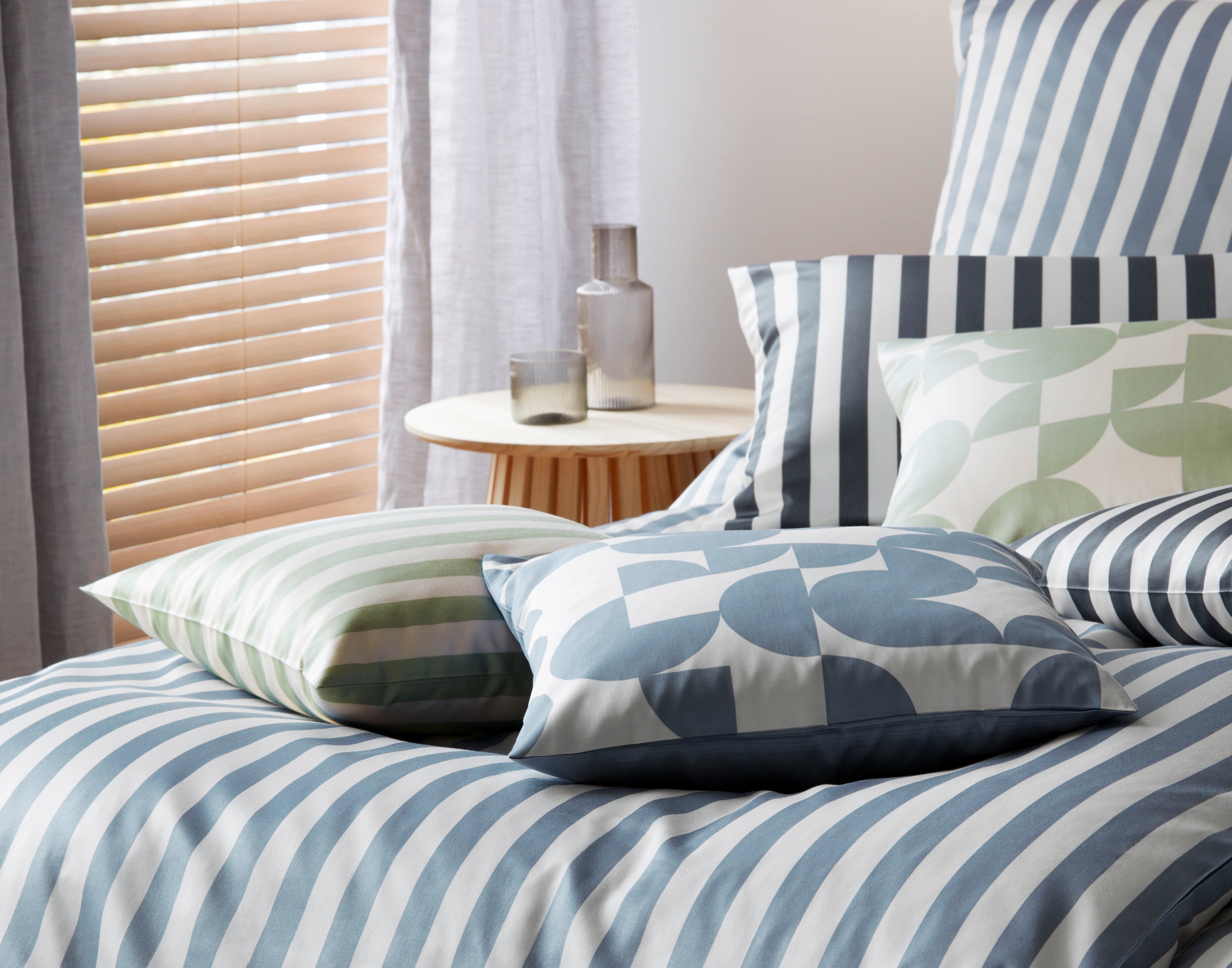 Bettwäsche mit Streifen und Graphik im Mix im Schlafzimmer