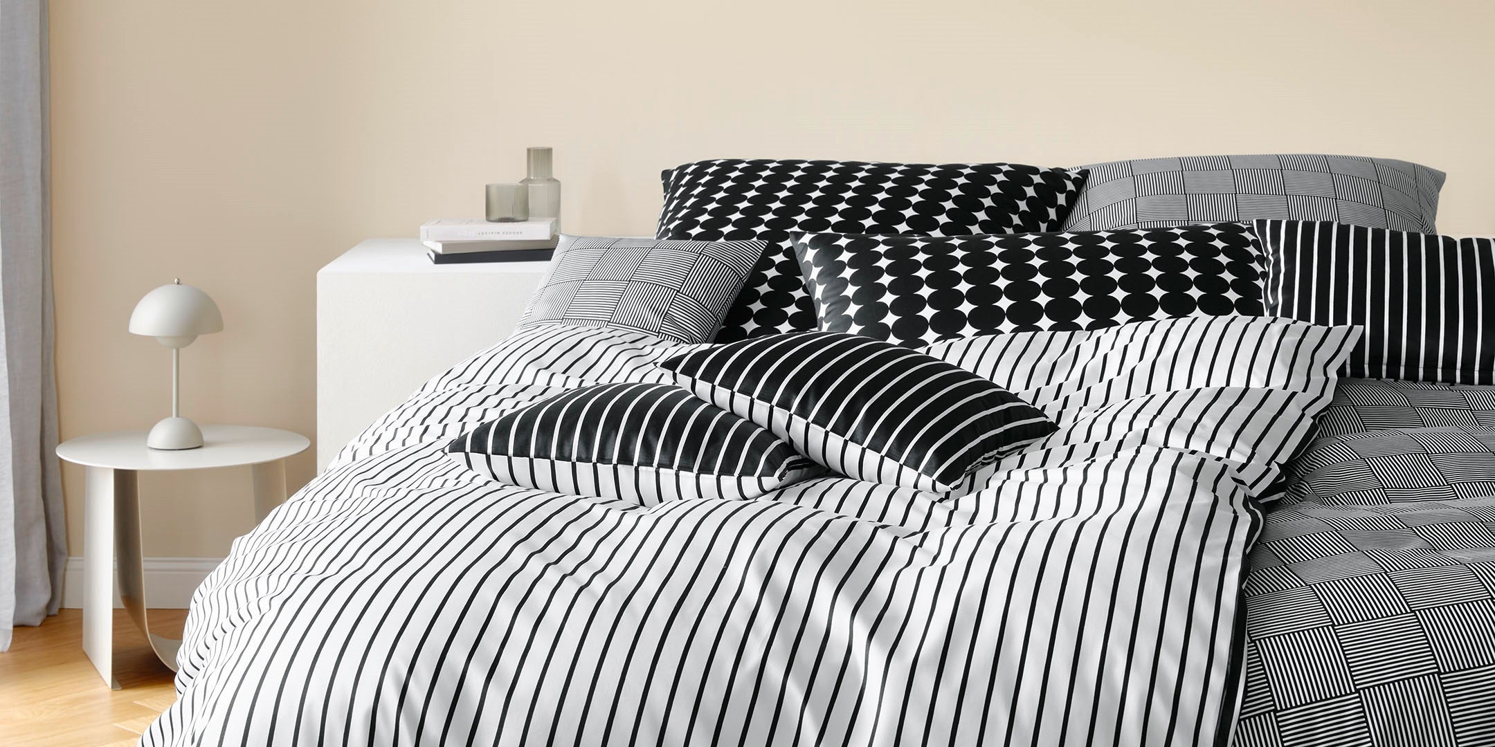 Satin Bettwäsche Lined Bubbles Crossover Schwarz Weiß Schlafzimmer