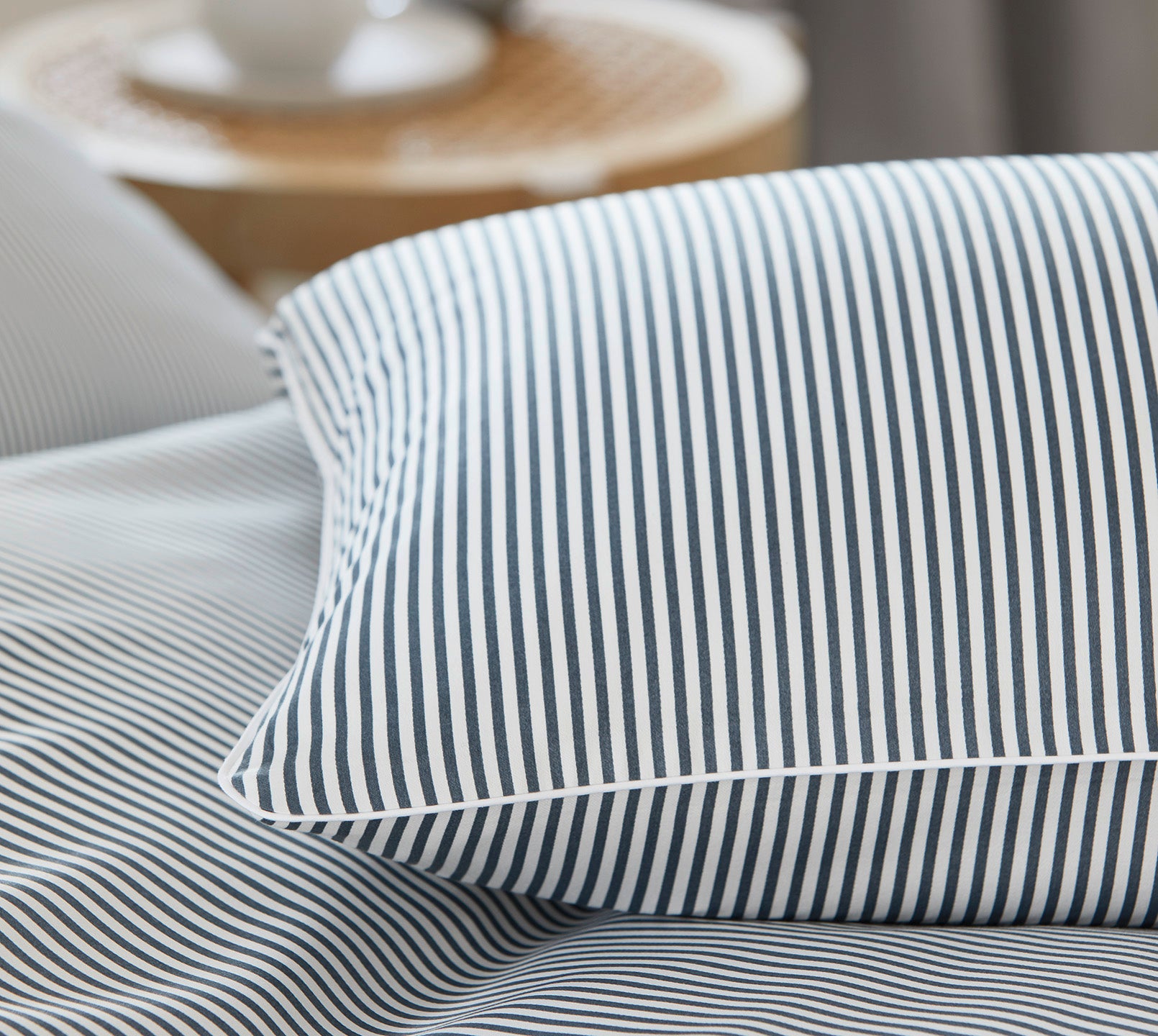 Detail Bild des Klassikers elegante Hamburger Streifen Bettwäsche in dunkelgrau mit Streifen und einem hochwertigen Reißverschluss