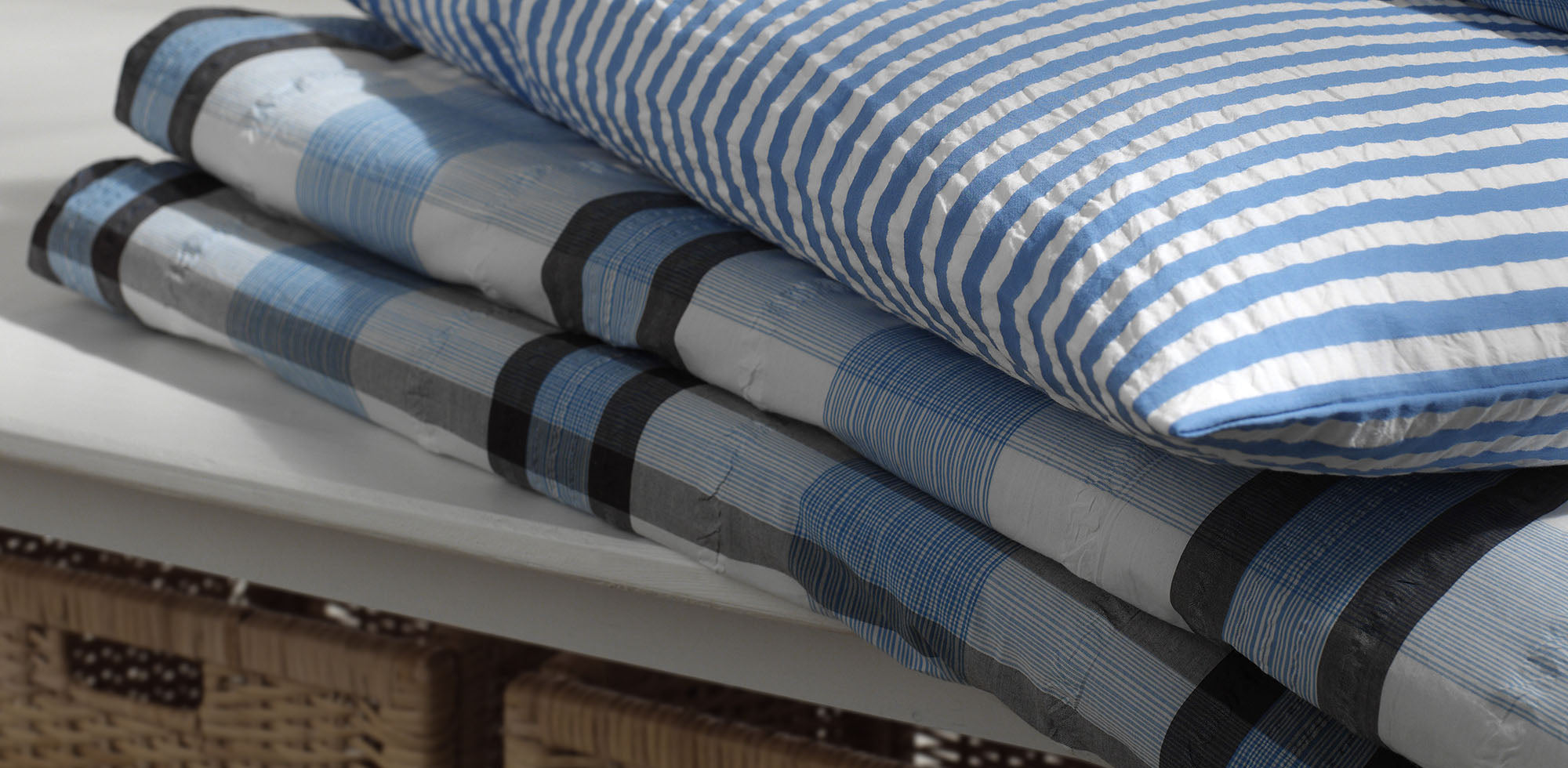 Bettwäsche Kissen blau-weiß auf Boden