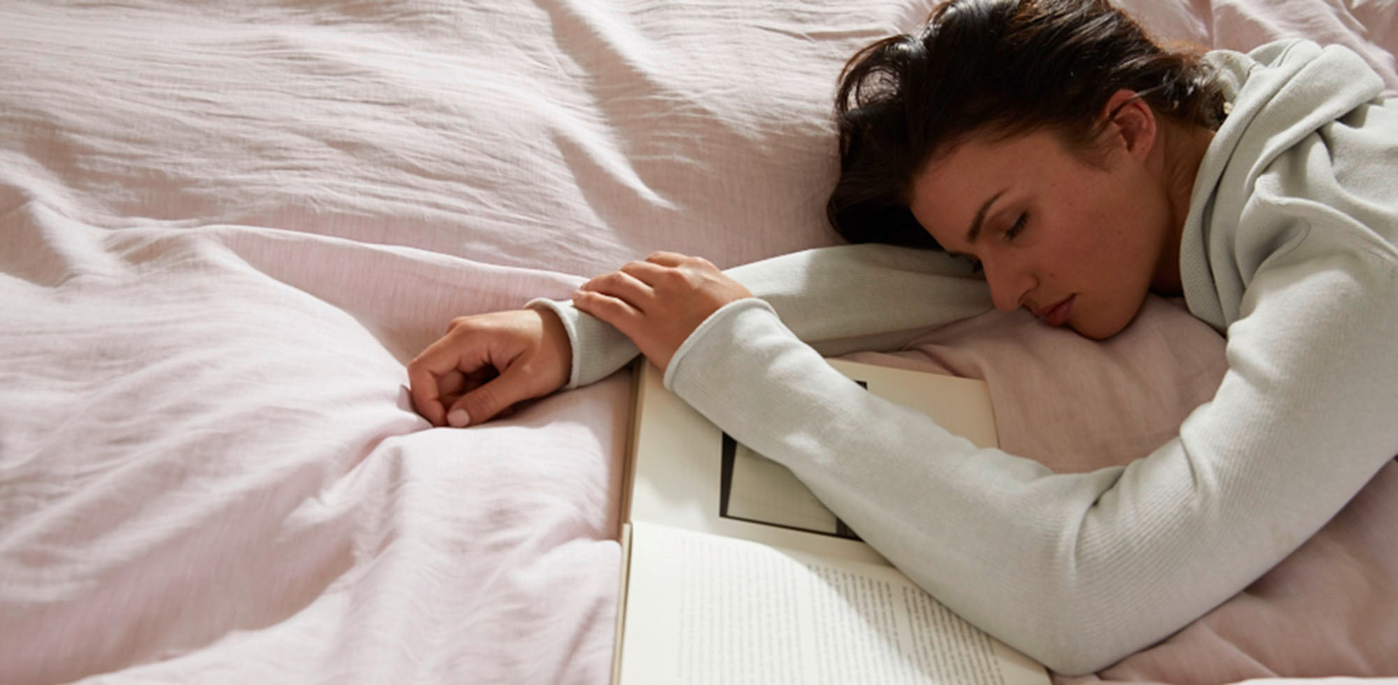 Halbleinen Homewear Rose Model liegt im Bett schlafend