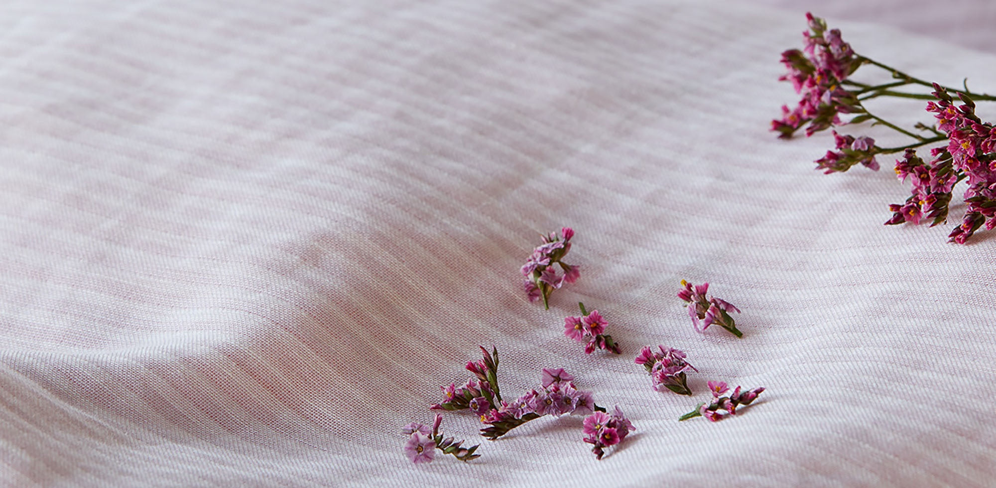 Halbleinen Bettwäsche Whisper Rosa Streifen Detail Blüten