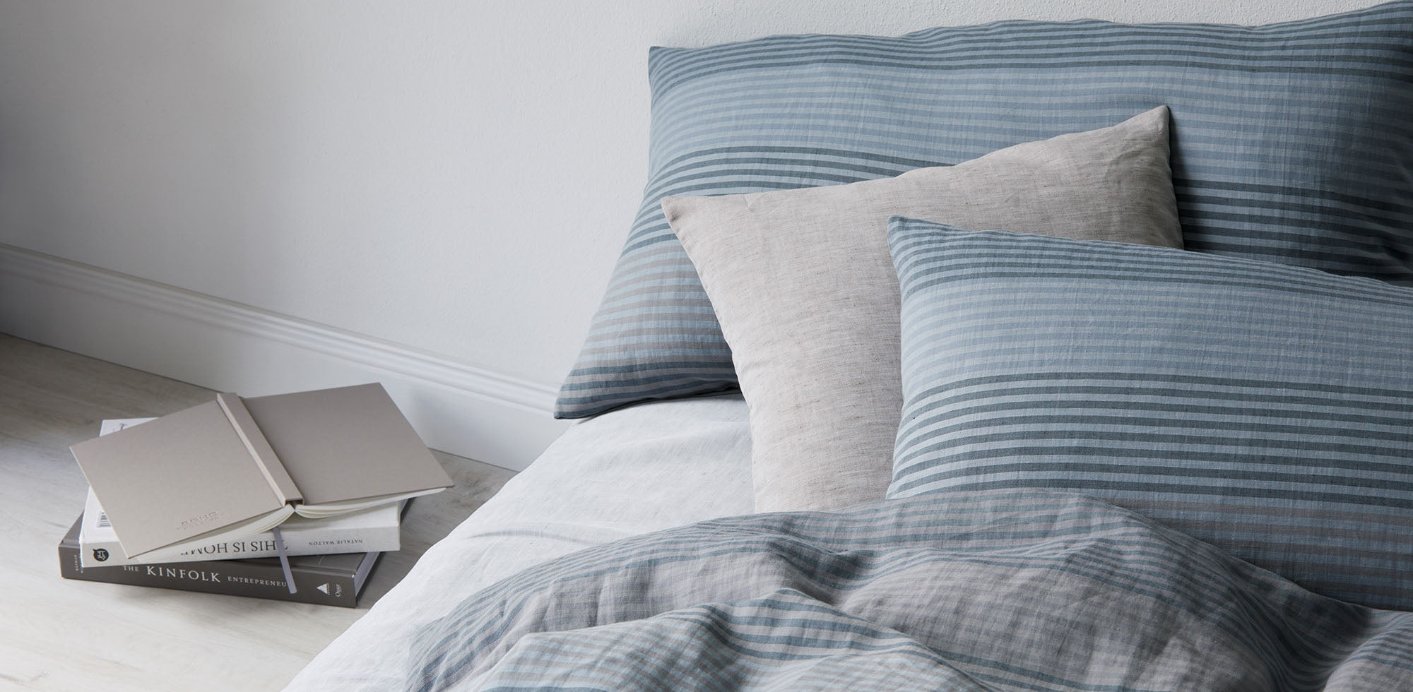 Halbleinen Bettwäsche Fjord Blau-Grau Streifen Schlafzimmer