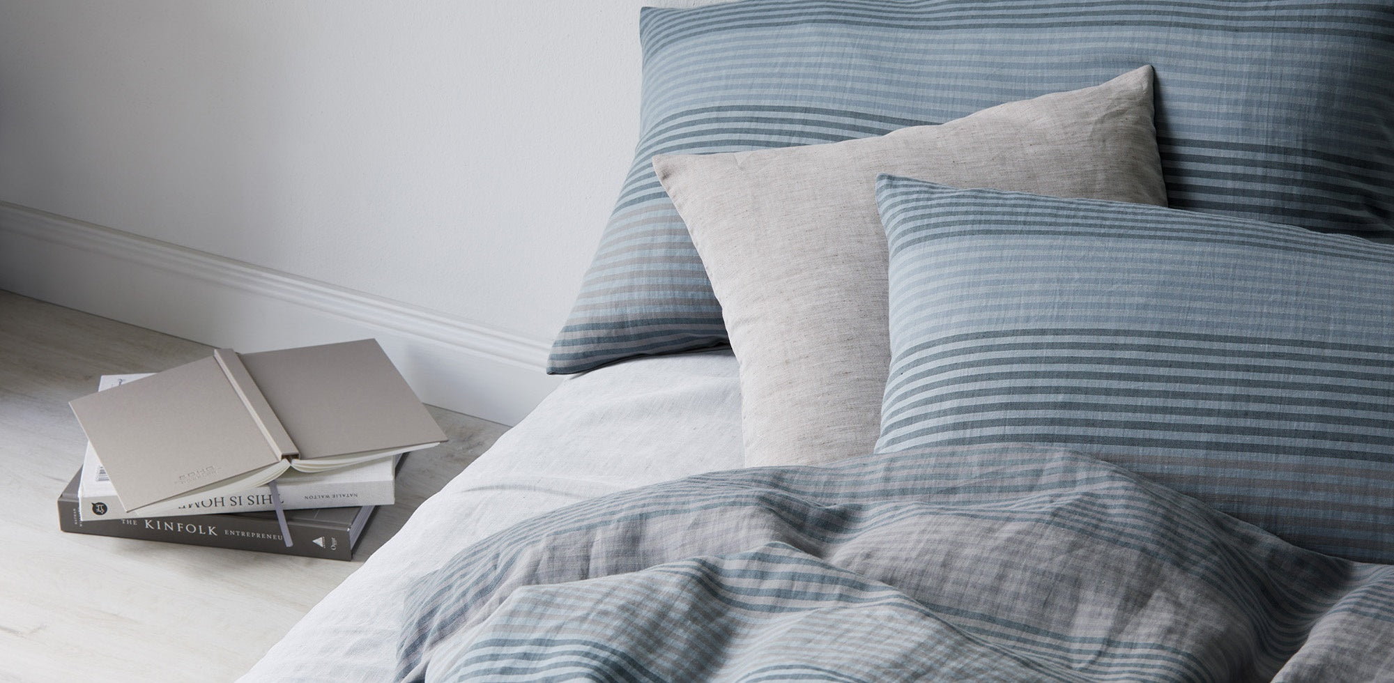 Halbleinen Bettwäsche Fjord Blau-Grau Streifen Schlafzimmer