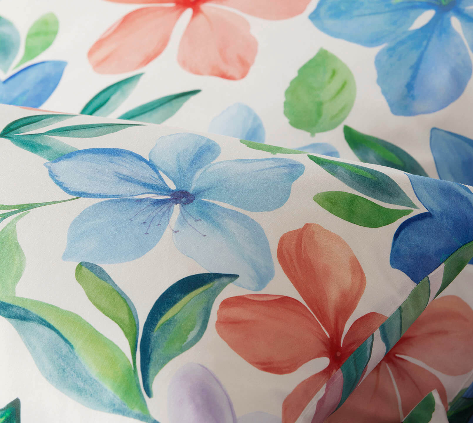 Bambus Satin Bettwäsche Bravo in Rouge Blumen-Blätter-Motiv Detail 1 #farbe_Bravo Rouge