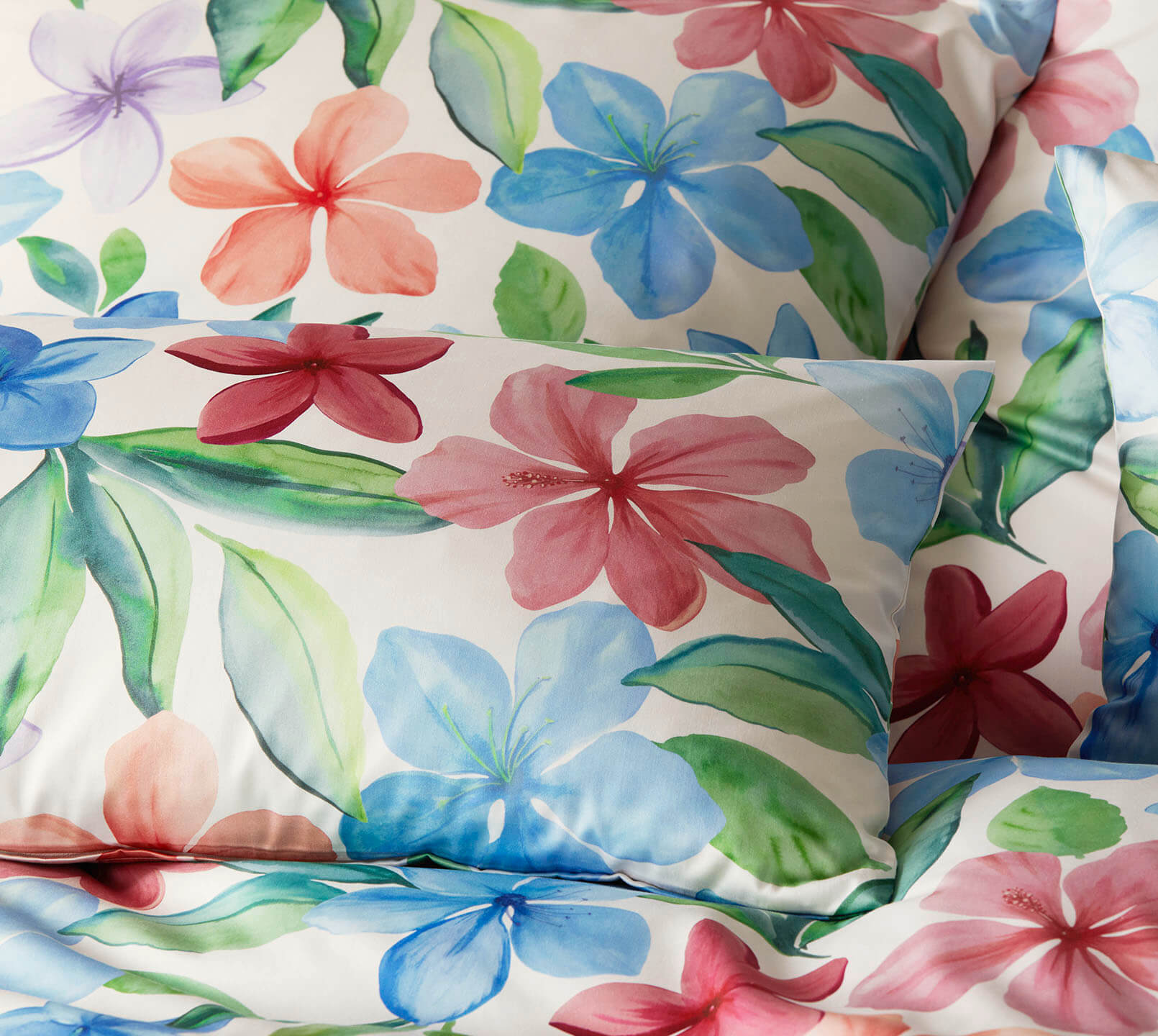 Bambus Satin Bettwäsche Bravo in Rouge Blumen-Blätter-Motiv Detail 2 #farbe_Bravo Rouge