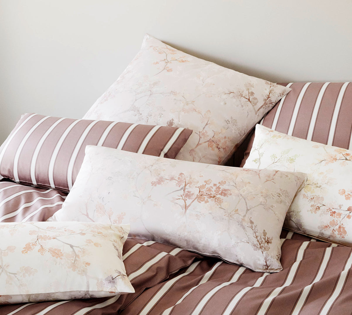 Bambus Satin Bettwäsche Refrain in Mauve Streifen Kissenmix #farbe_Mauve