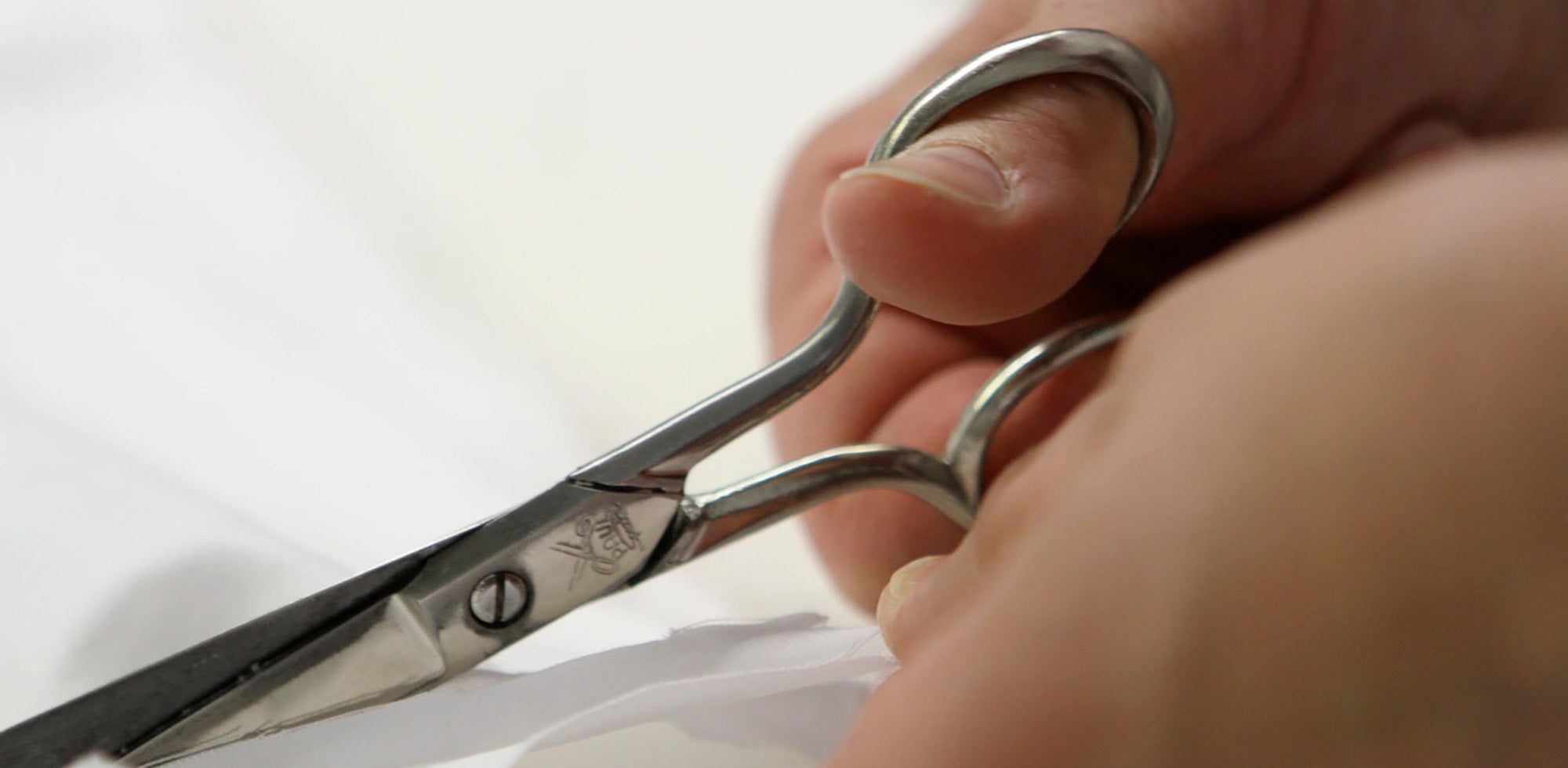 Hand Schere Zuschnitt Stoff Weiß