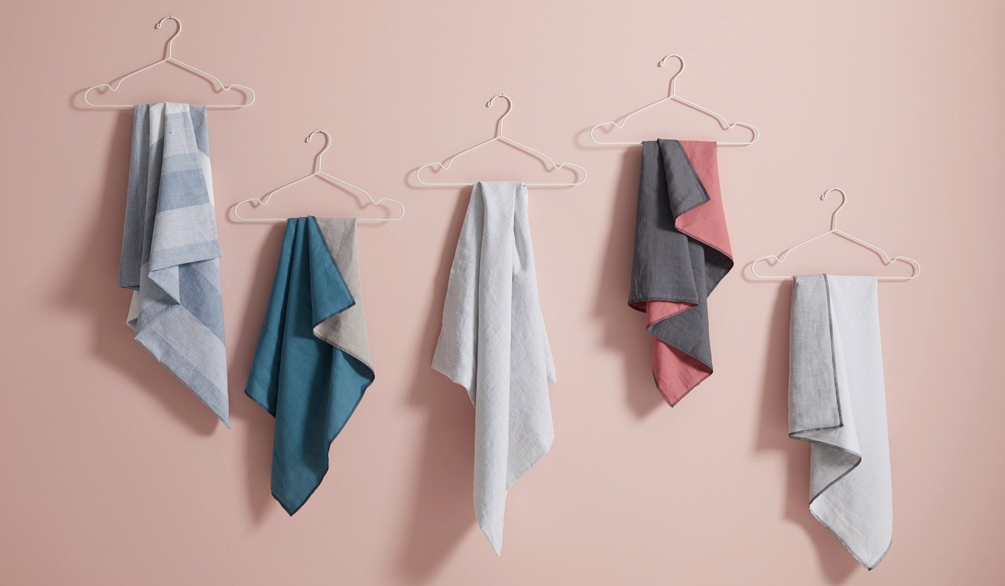 Stoffe auf Kleiderbügel Mix