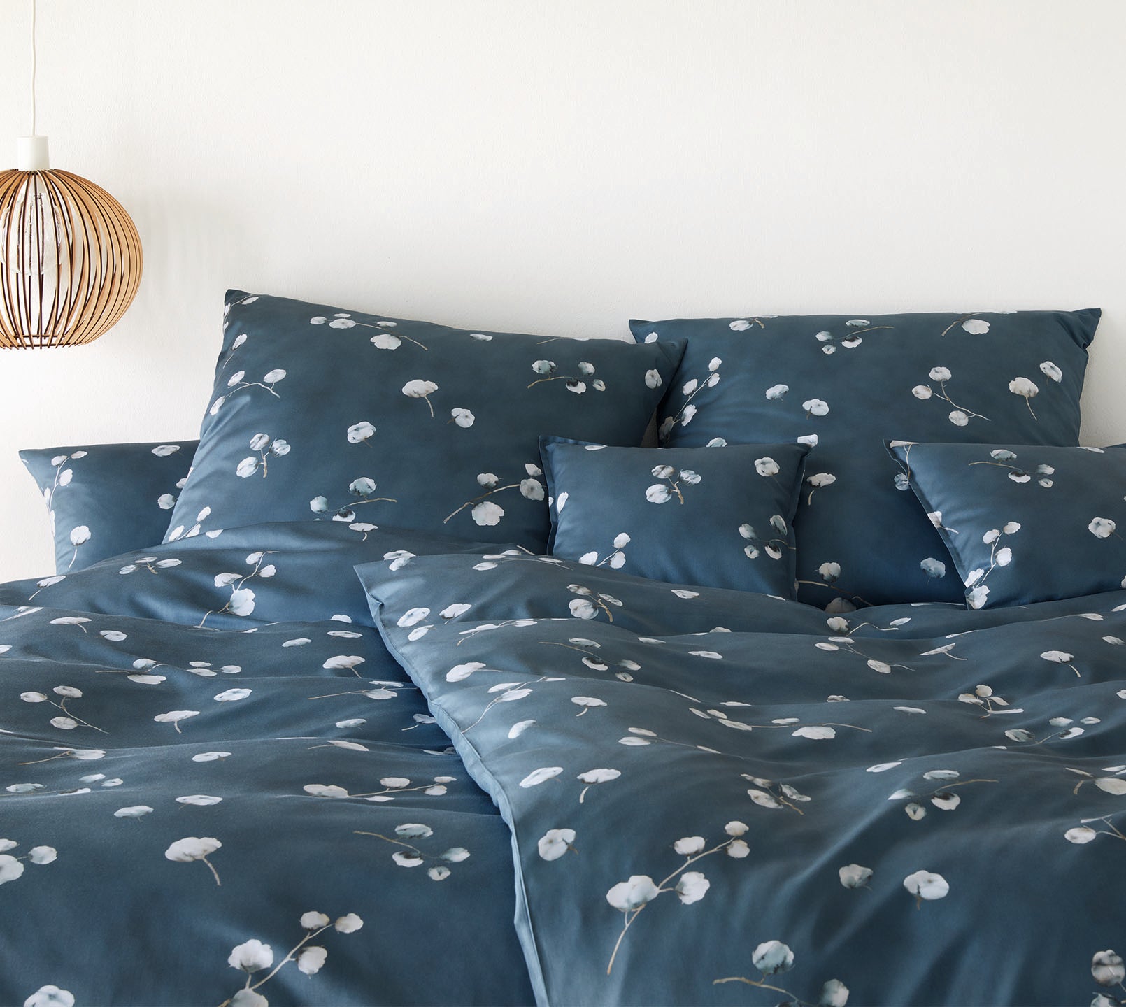 GOTS Bio Satin Bettwäsche Cotton Flower in Dunkelblau Baumwollblüten Schlafzimmer #farbe_Dunkelblau