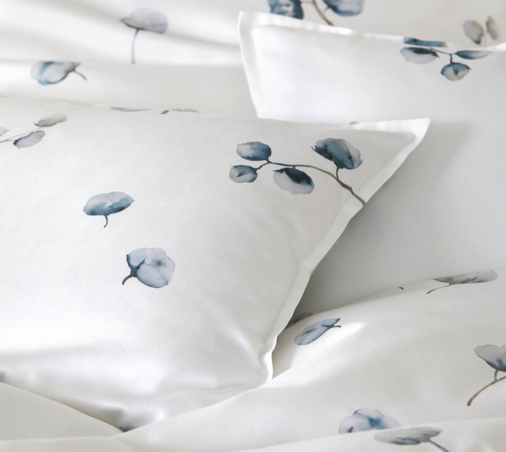 GOTS Bio Satin Bettwaesche Cotton Flower in Weiss Baumwollblüten Minstehsaum #farbe_Weiß