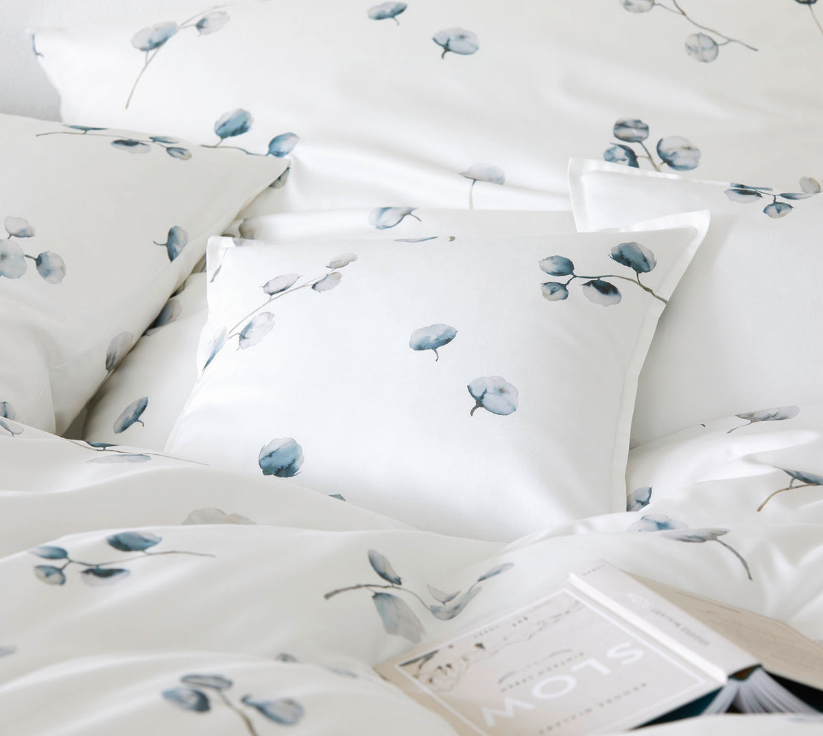 GOTS Bio Satin Bettwäsche Cotton Flower in Weiß Baumwollblüten Zierkissen #farbe_Cotton Flower Weiß