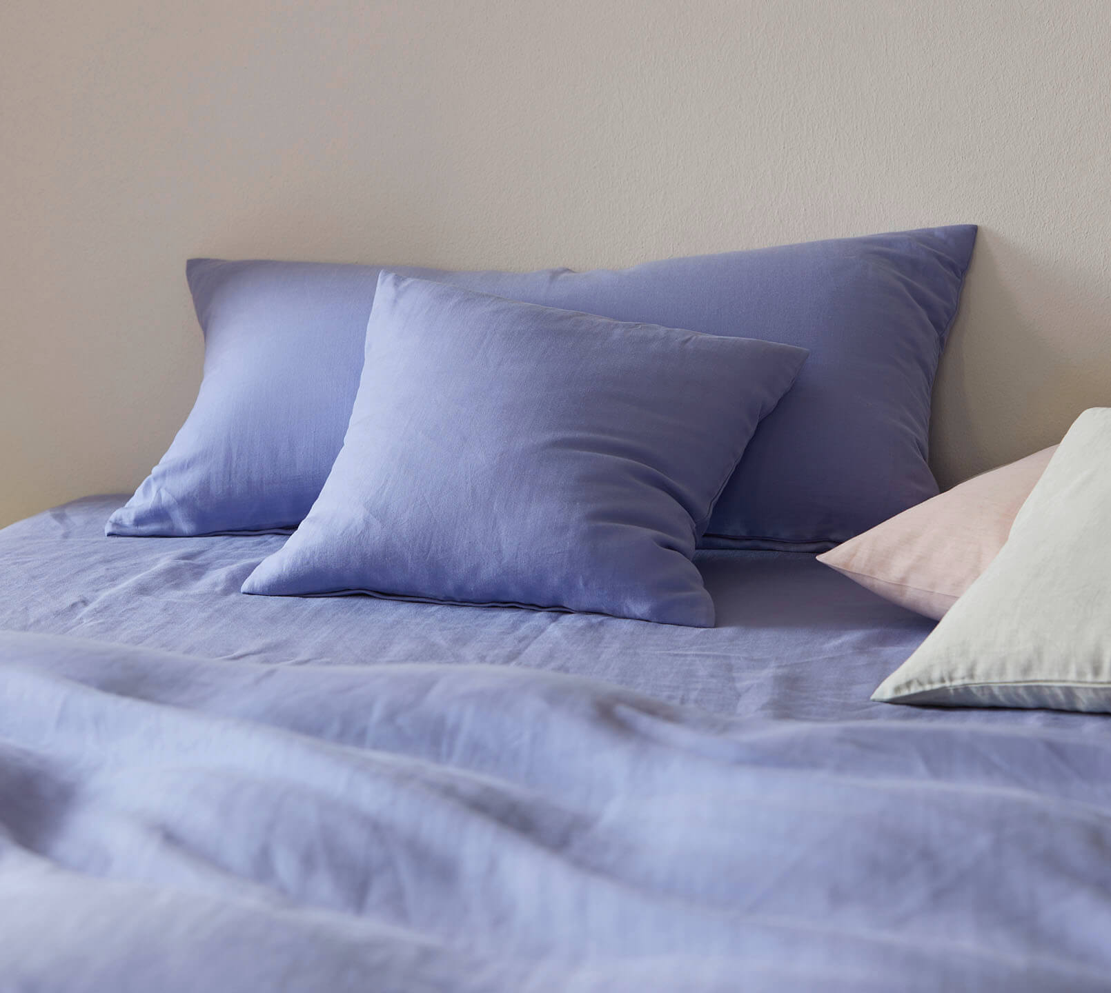 Halbleinen Bettwäsche Breezee in Lila Uni Detail #farbe_Breezee Lila