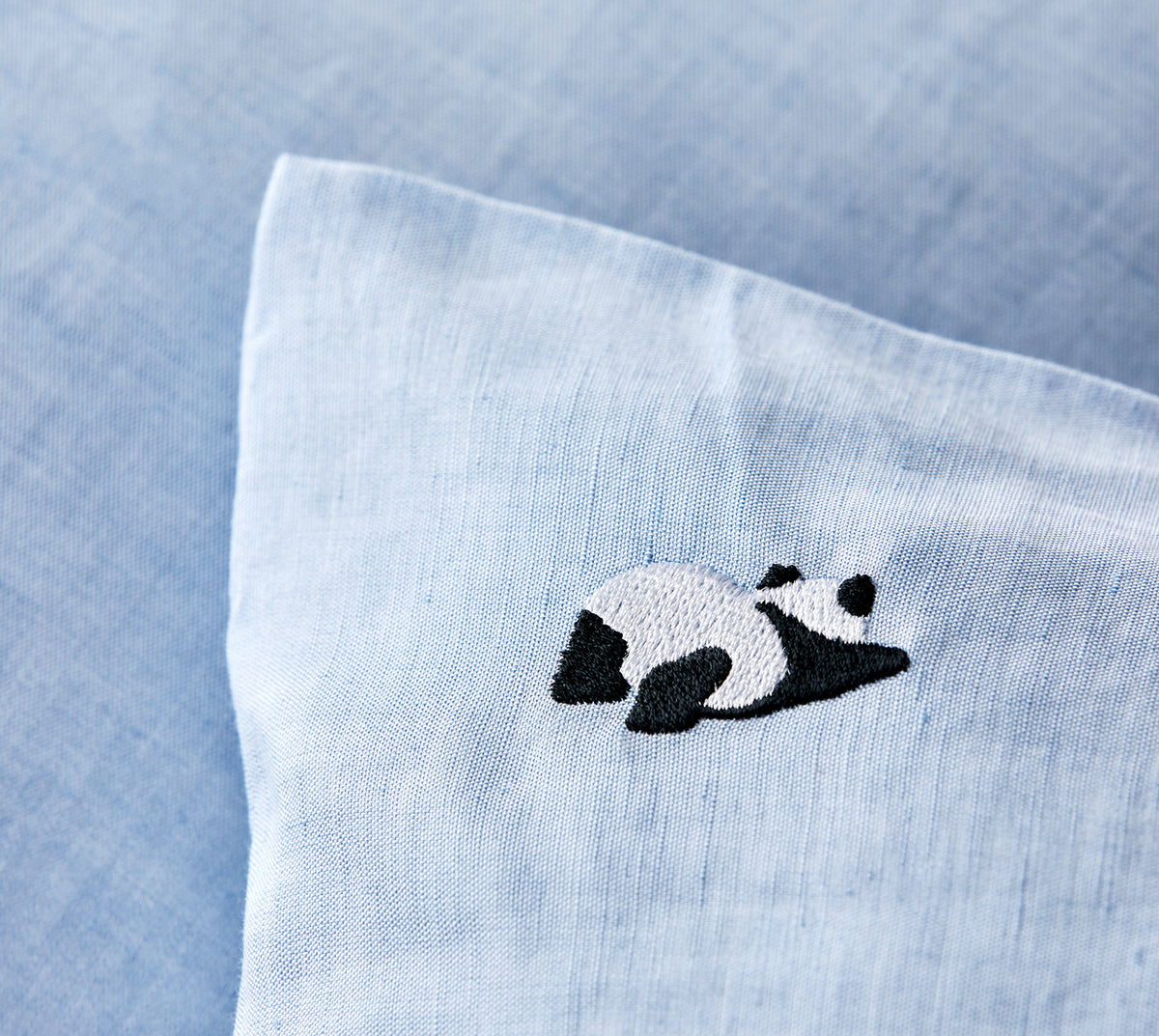Halbleinen Kinderbettwaesche Breezy in Blau Uni Pandabärstickmotiv Detail #farbe_Blau