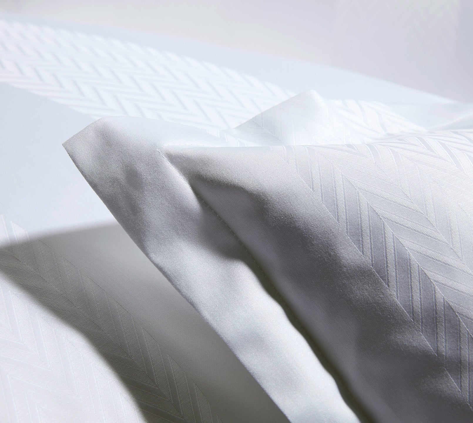 Jacquard Bettwaesche Metropolis in Weiss Fischgratstreifen Detail #farbe_Weiß