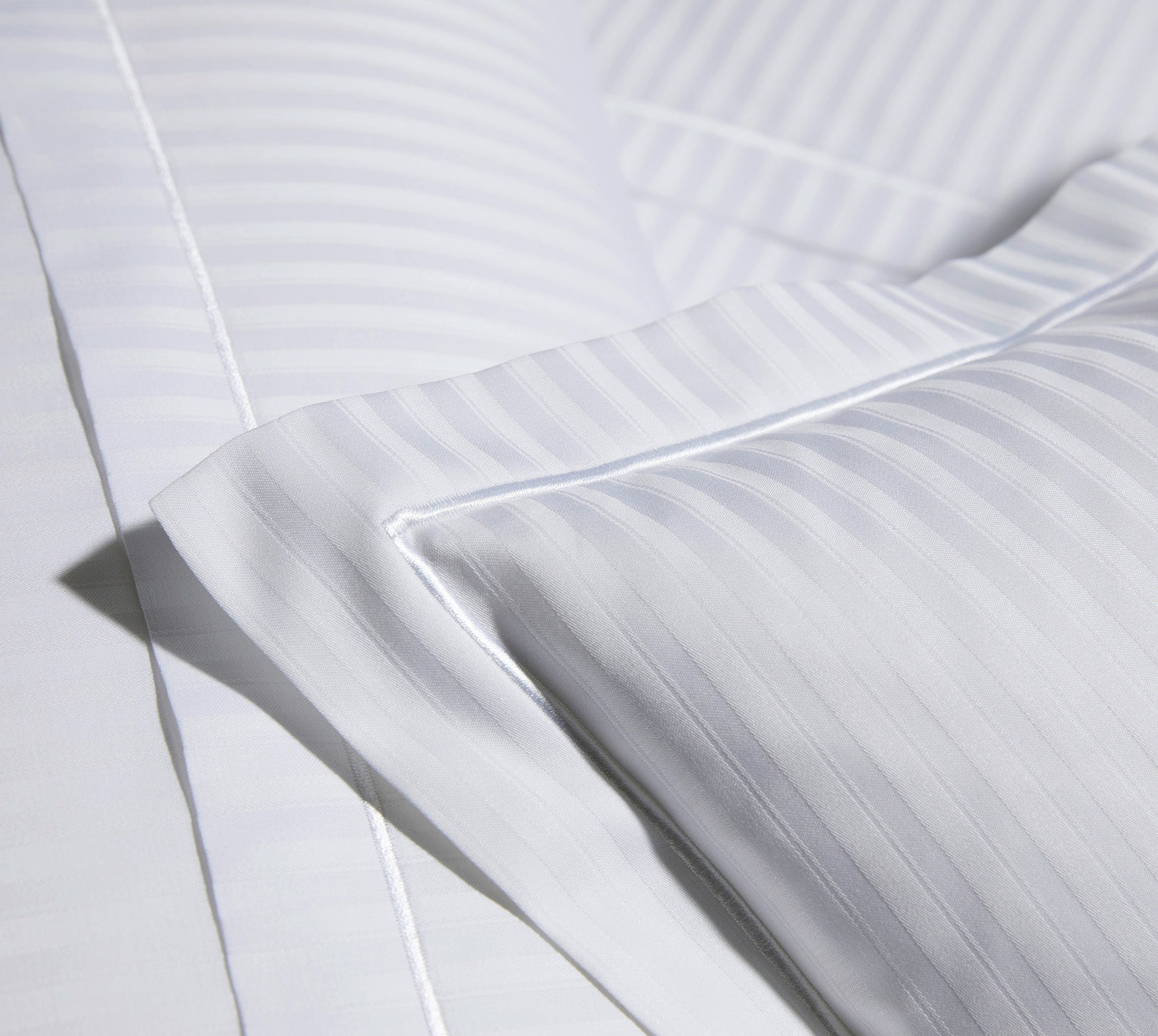 Jacquard Bettwaesche Milano in Weiss Streifen Detail #farbe_Weiß