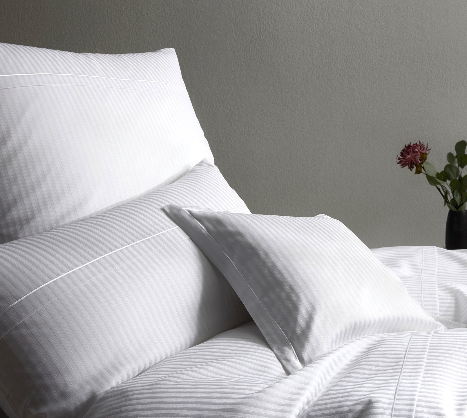 Jacquard Bettwaesche Milano in Weiss Streifen Schlafzimmer #farbe_Weiß