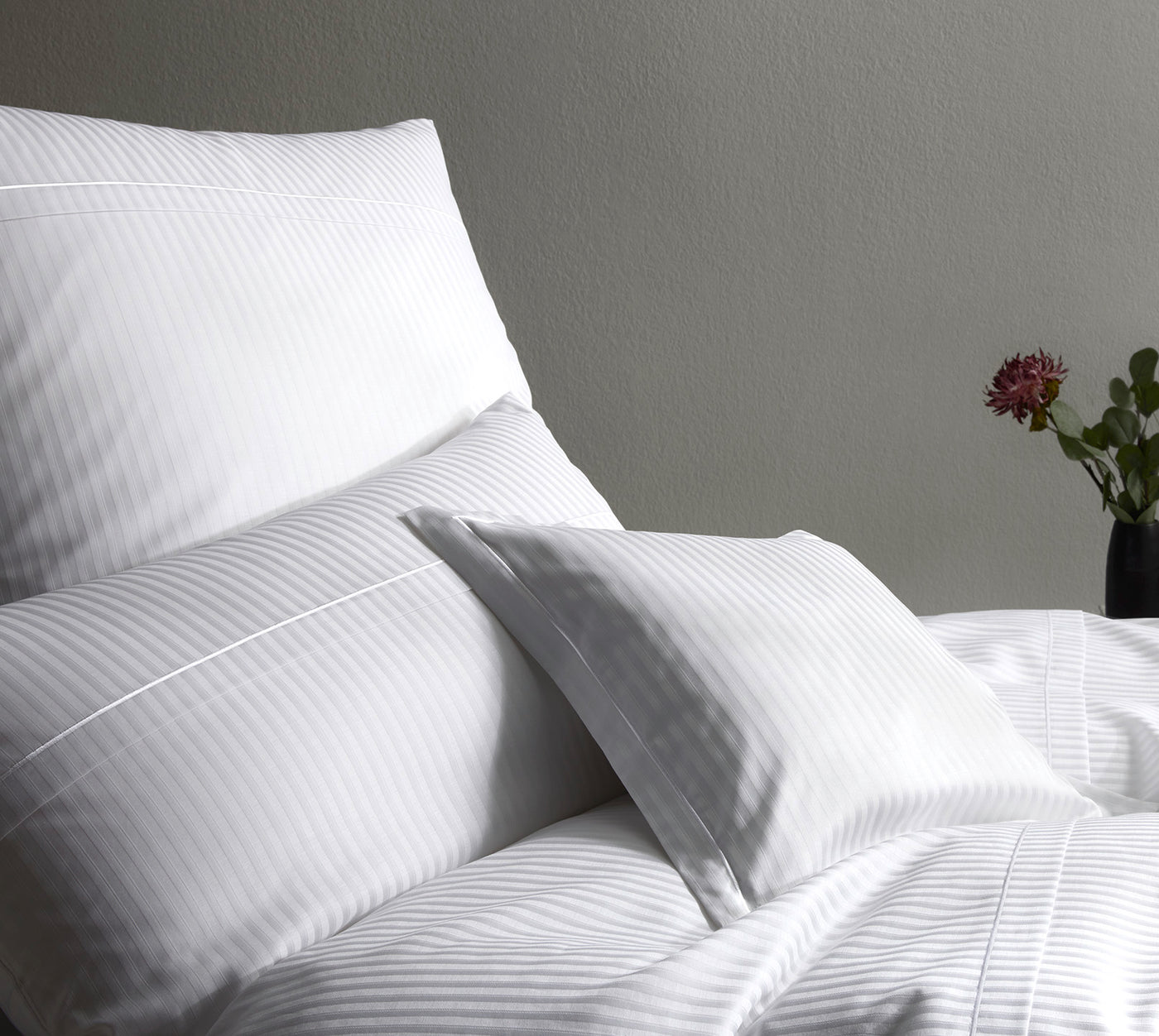 Jacquard Bettwaesche Milano in Weiss Streifen Schlafzimmer #farbe_Weiß