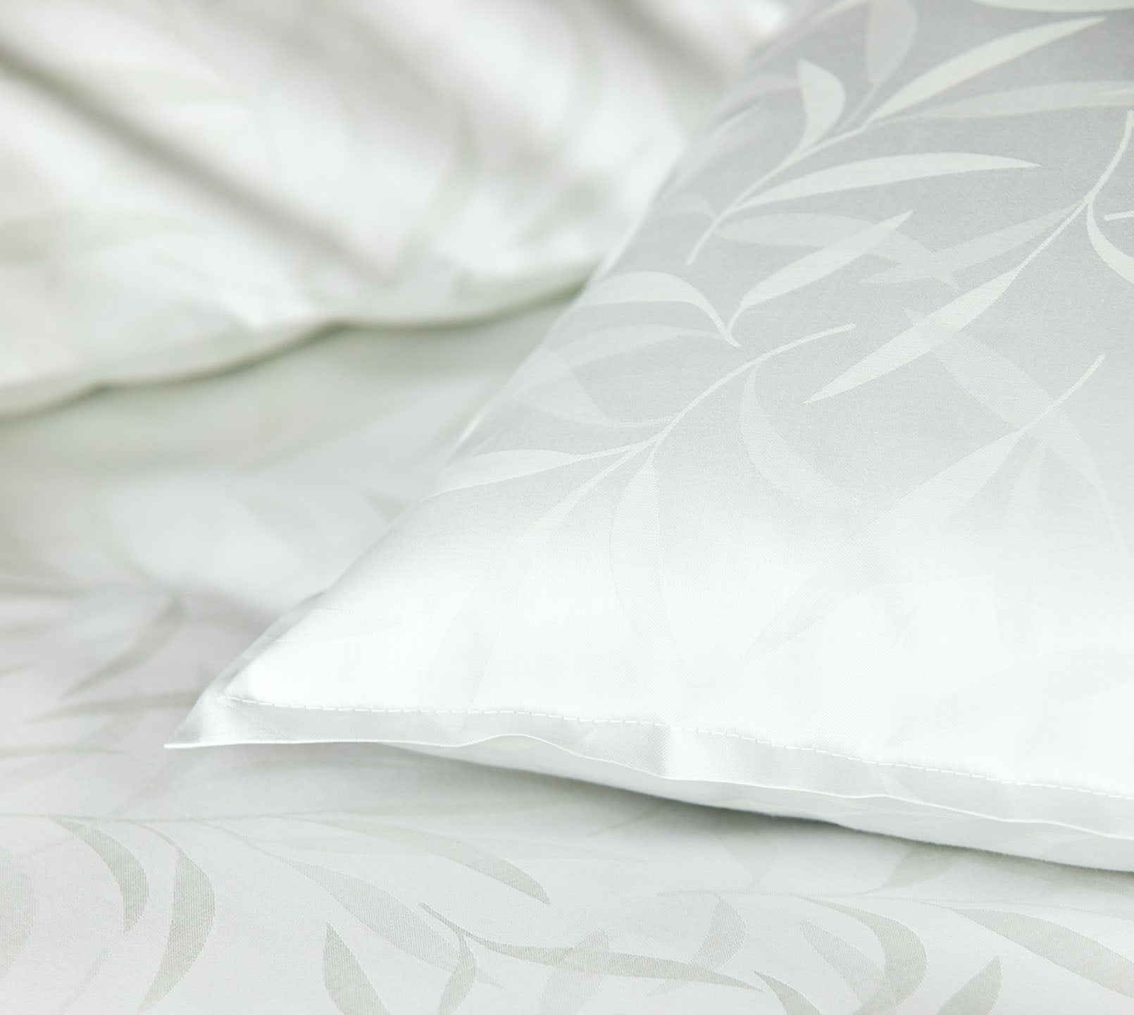 Jacquard Bettwaesche Muriel in Hellgruen Blaetter Detail #farbe_Pastellgrün