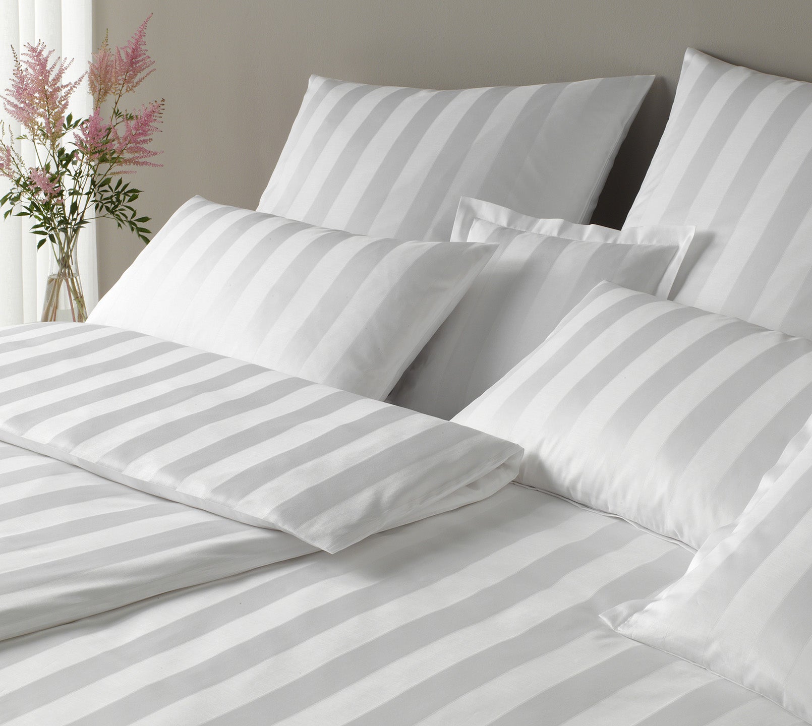 Jacquard Bettwaesche Noblesse in Weiss Streifen Schlafzimmer #farbe_Weiß