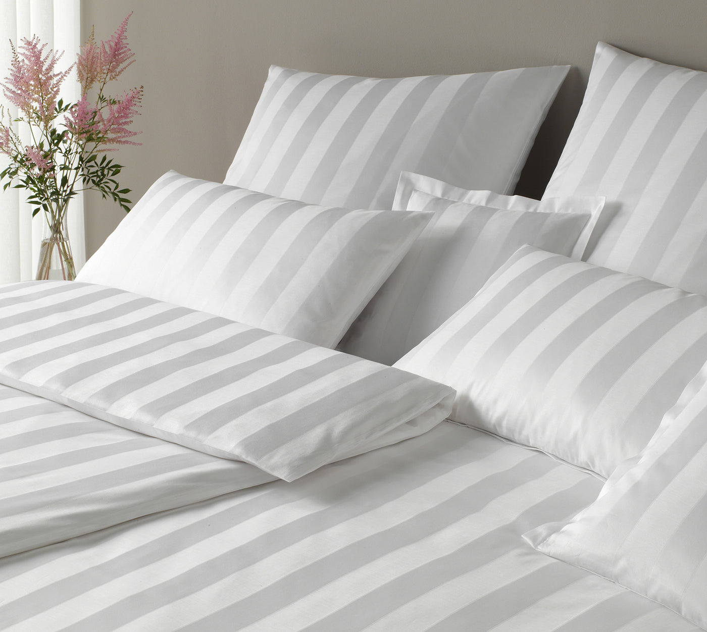 Jacquard Bettwaesche Noblesse in Weiss Streifen Schlafzimmer #farbe_Weiß