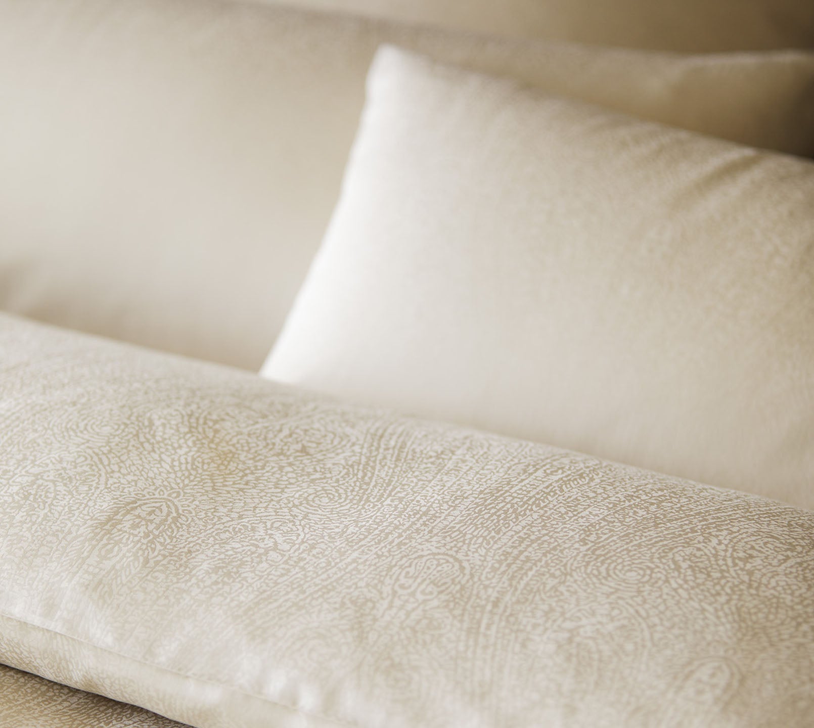 Jacquard Bettwaesche Paisley in Beige Paisley Detail #farbe_Greige