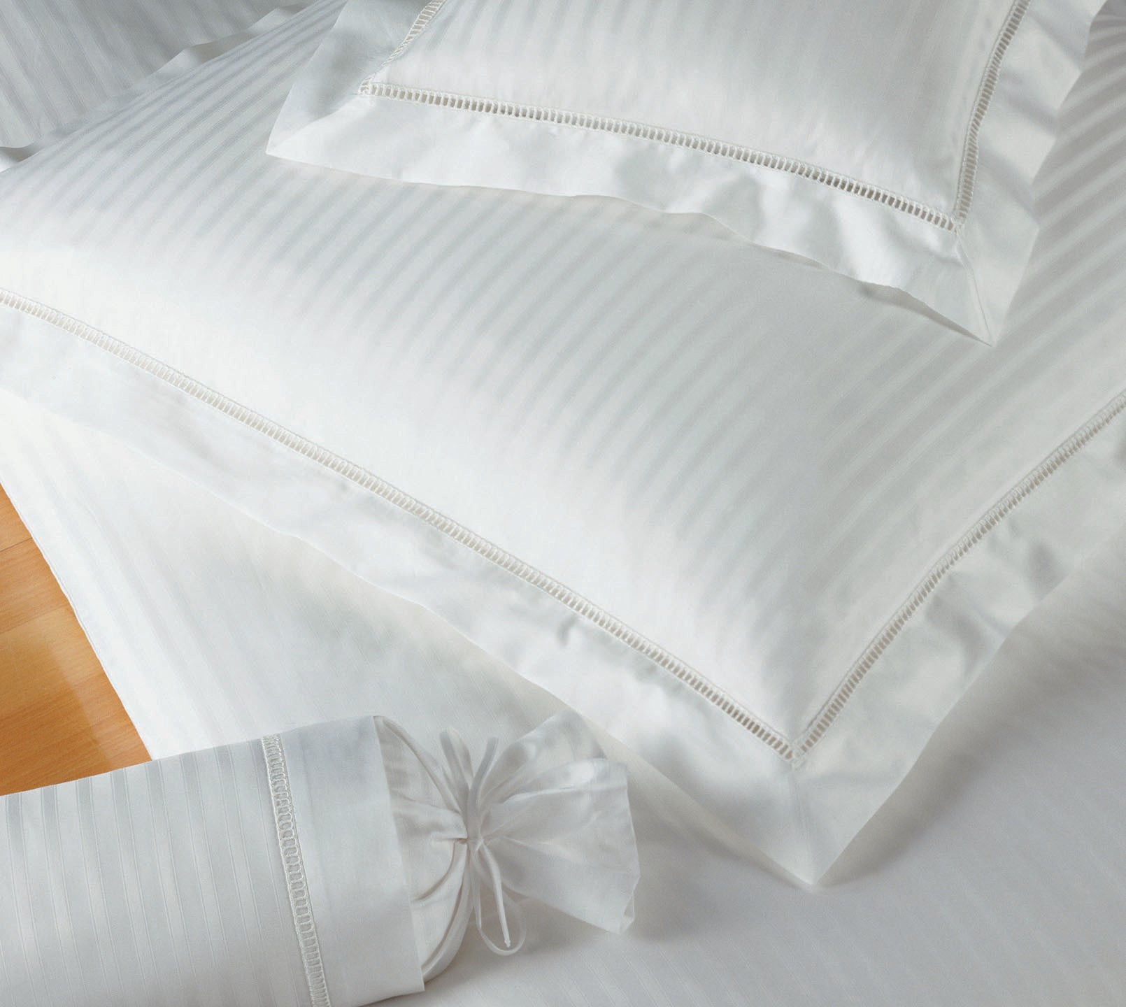 Jacquard Bettwaesche White House in Weiss Streifen Detail 2 #farbe_Weiß