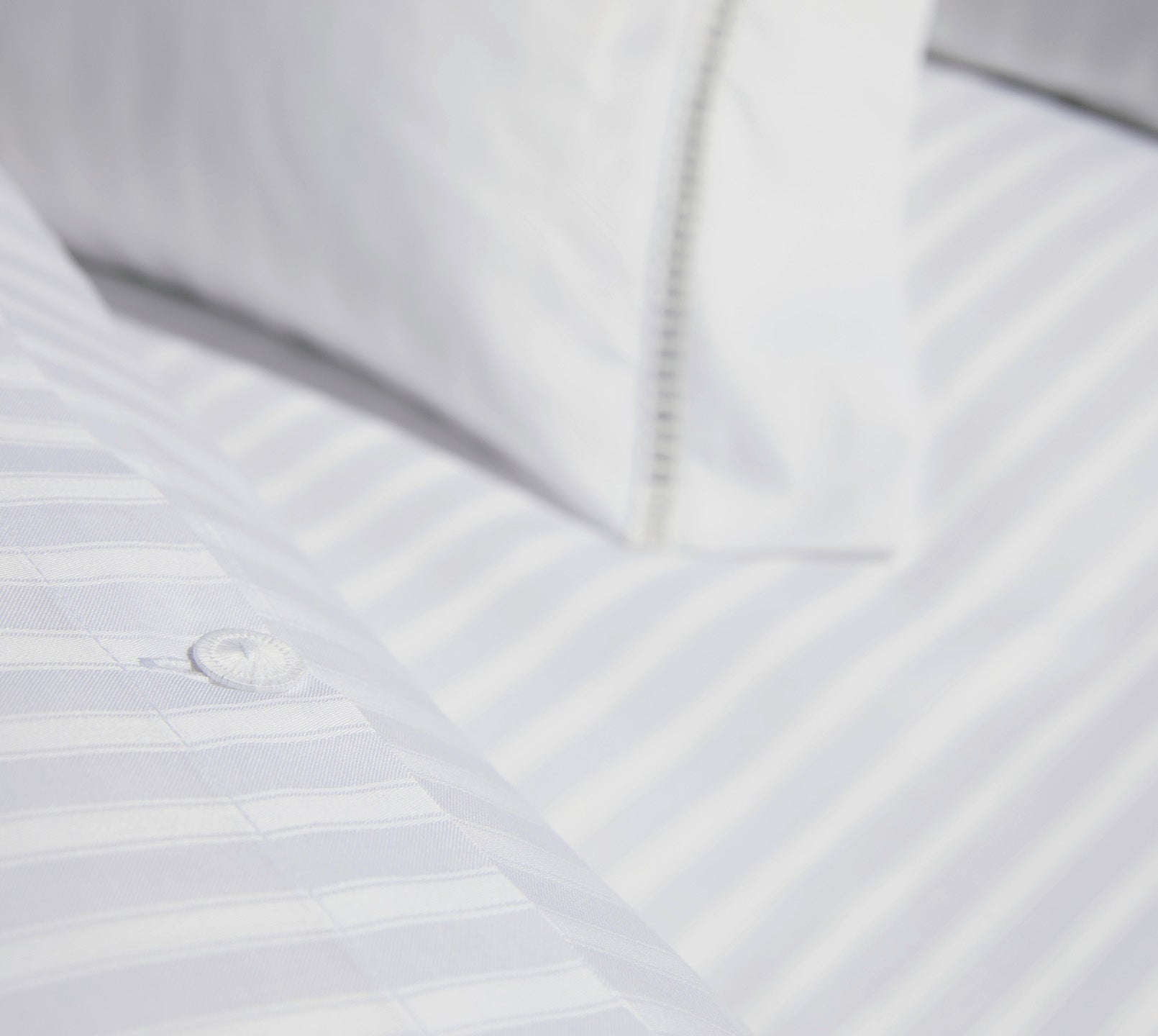 Jacquard Bettwaesche White House in Weiss Streifen Knoepfe #farbe_Weiß