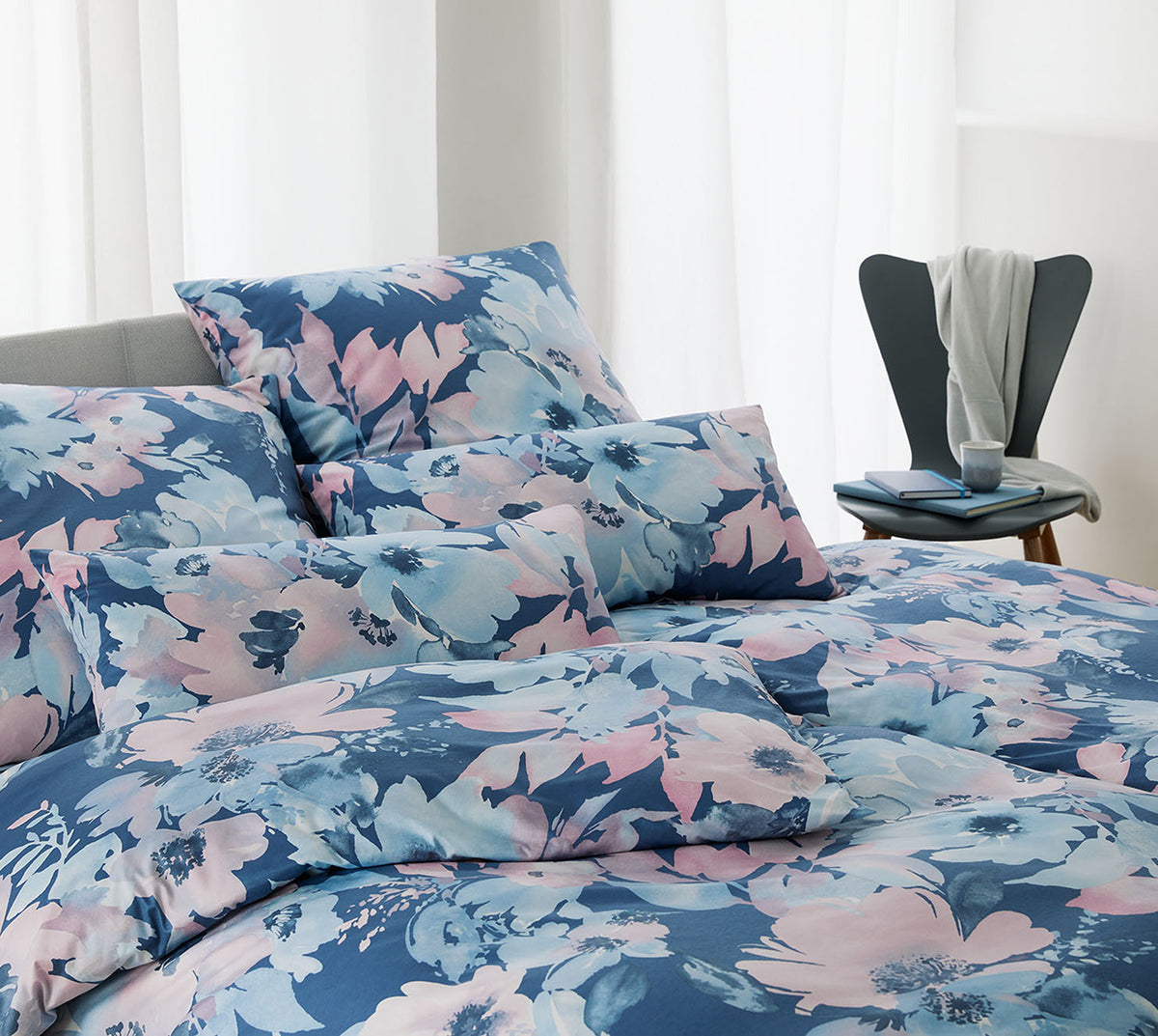 Jersey Bettwäsche Bloom Jersey in Denim Blumen Schlafzimmer #farbe_Bloom Jersey Denim