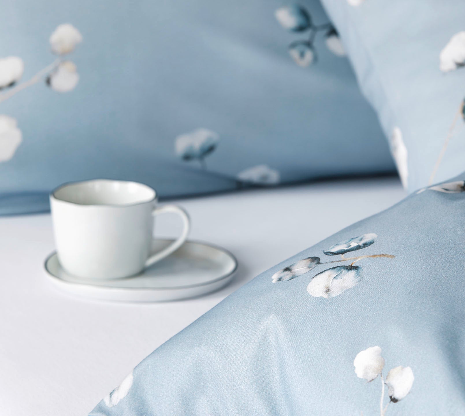 Jersey Bettwaesche Cotton Flower Jersey in Bleu Baumwollblüten Detail #farbe_Bleu