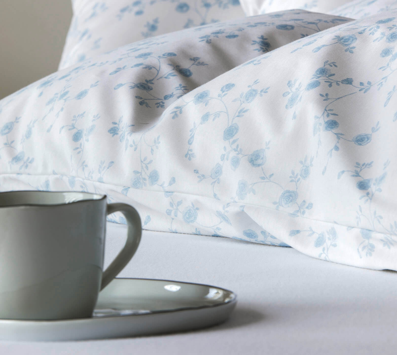 Jersey Bettwäsche Enchante in Bleu Detail Blumen #farbe_Enchante Bleu