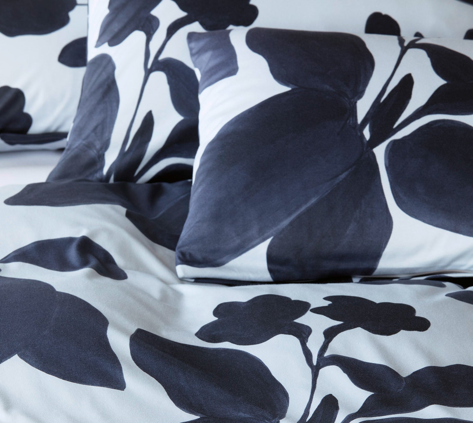 Jersey Bettwäsche Shadows in Denim-Blue Blüten Detail #farbe_Shadows Denim-Blue