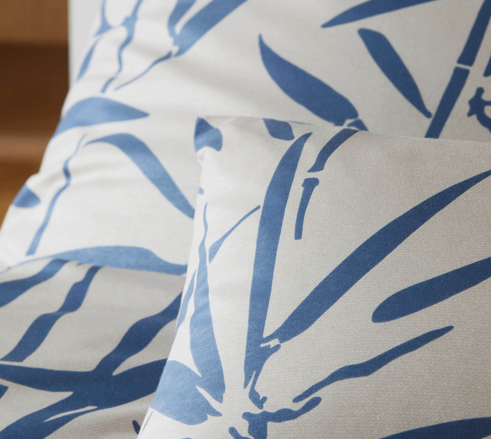 Jersey Bettwäsche Sweet Grass in Dunkelblau Bambuszweige Detail 2 #farbe_Sweet Grass Dunkelblau