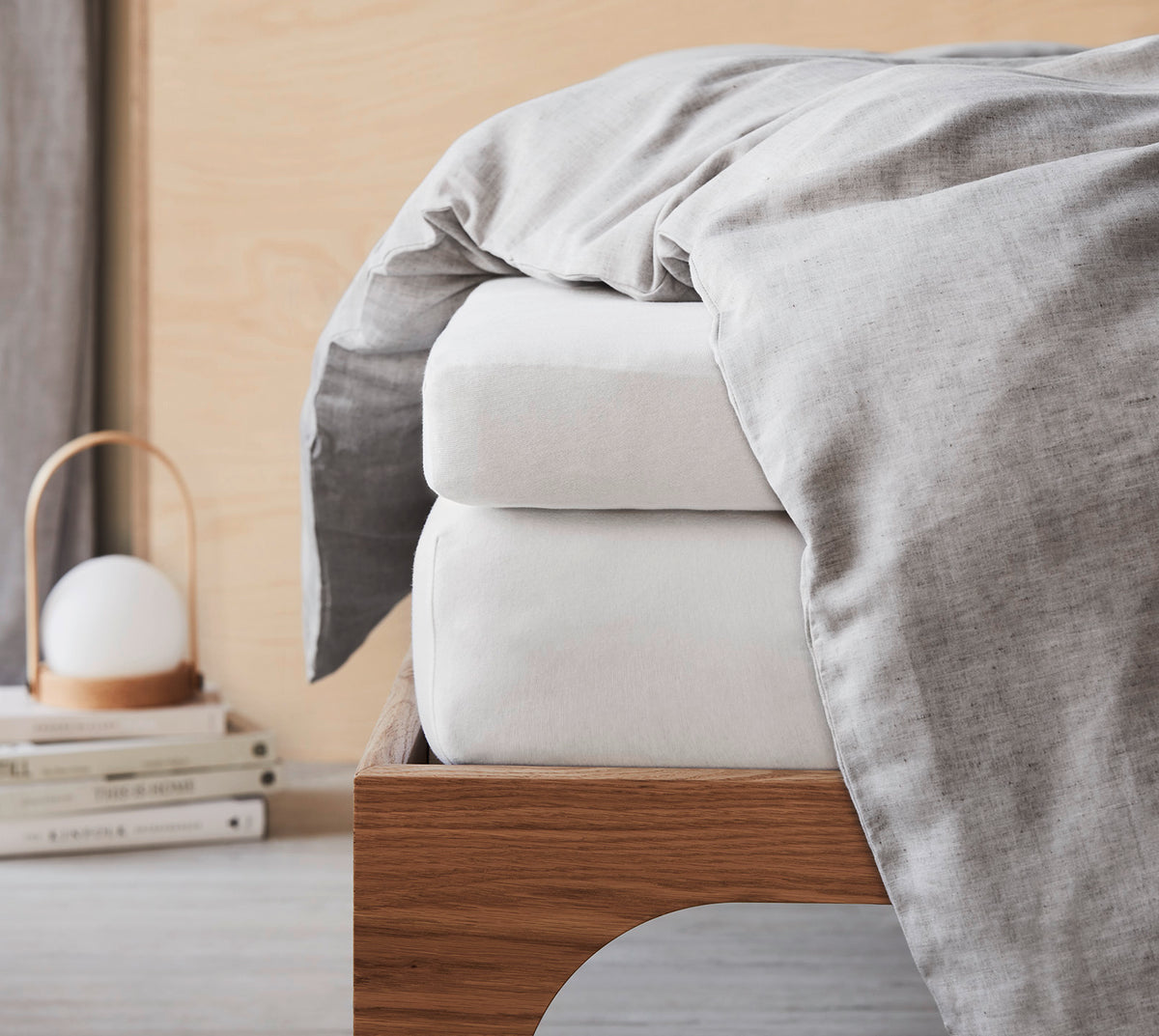 Bezug fuer Matratzentopper Spannbettlaken weiss Ansicht mit bezogenem Bett