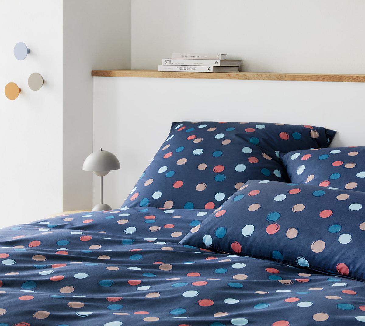 Mako Batist Bettwaesche Float in Blau Bett #farbe_Dunkelblau