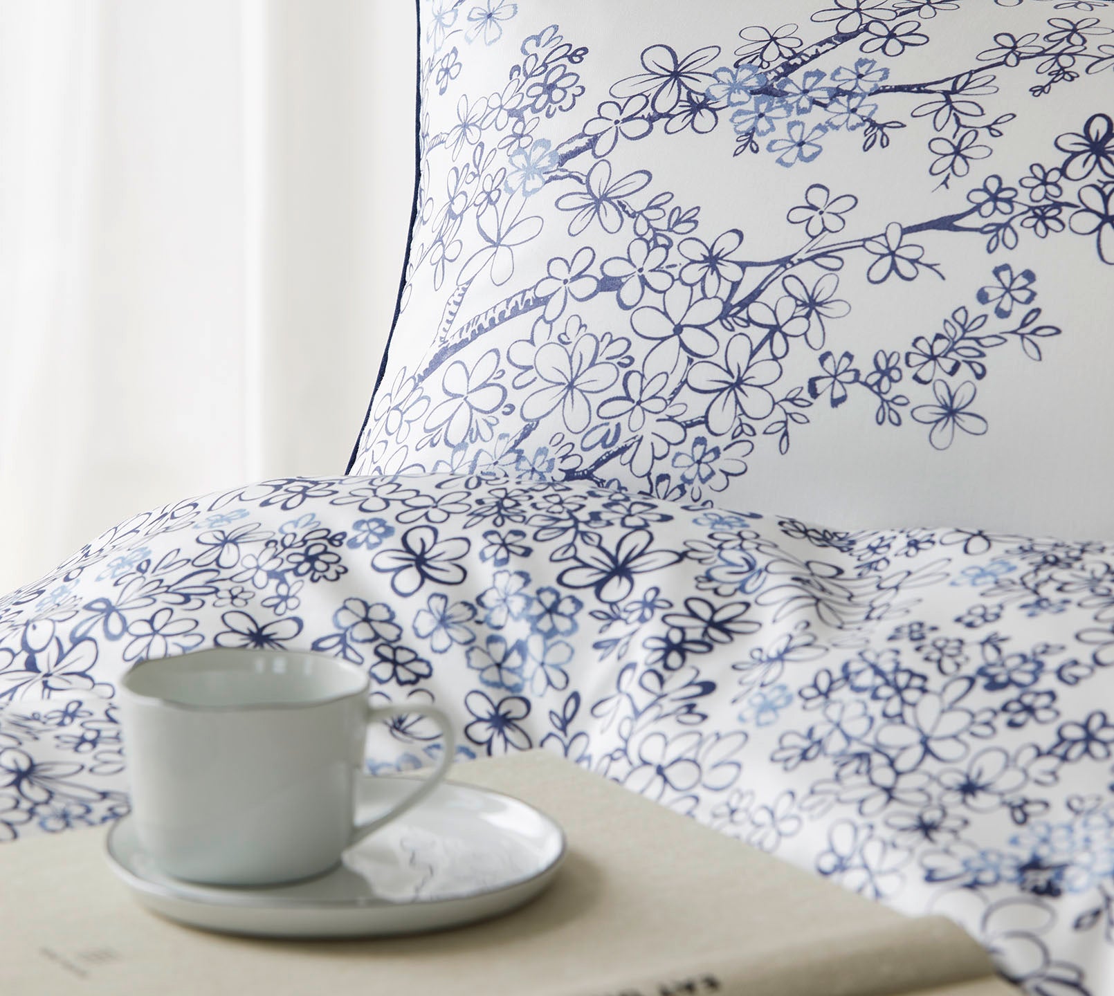 Satin Bettwäsche Belle in Indigo Blüten Blätter Detail 2 #farbe_Belle Indigo