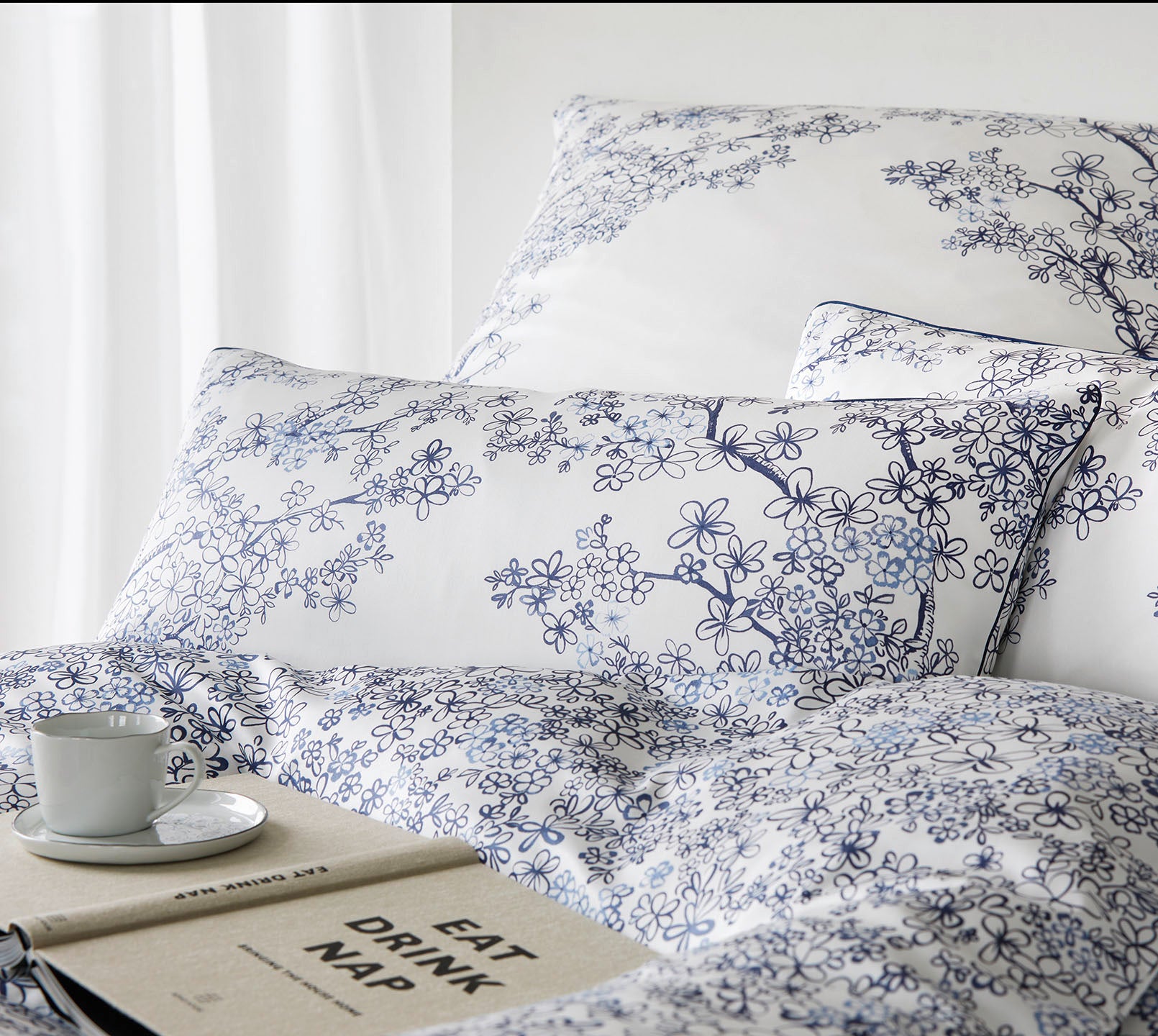 Satin Bettwäsche Belle in Indigo Blüten Blätter Detail 3 #farbe_Belle Indigo