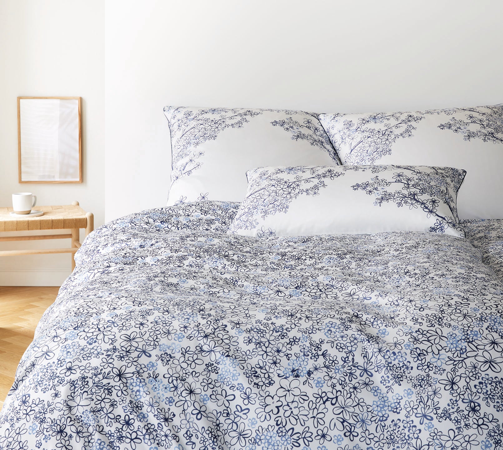 Satin Bettwäsche Belle in Indigo Blüten Schlafzimmer #farbe_Belle Indigo #farbe_Belle Indigo