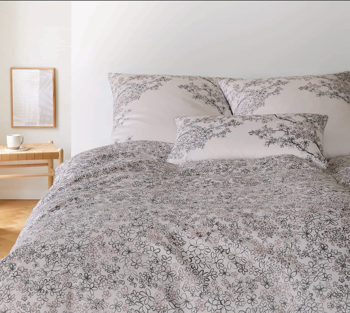 Satin Bettwäsche Greige in Blattgrün Blüten Schlafzimmer #farbe_Belle Greige