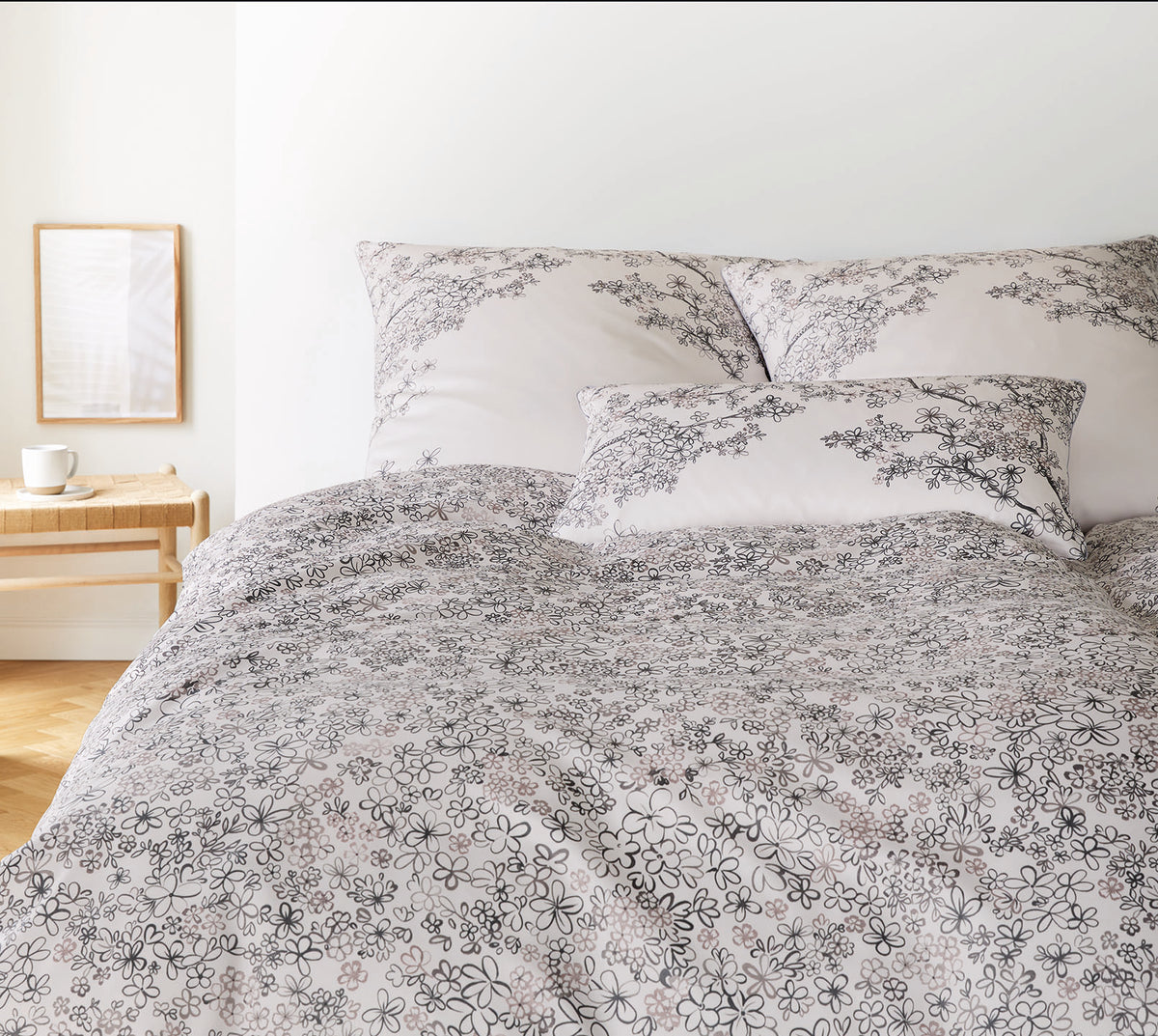 Satin Bettwäsche Greige in Blattgrün Blüten Schlafzimmer #farbe_Belle Greige