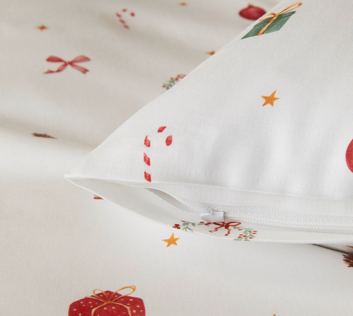 Satin Bettwäsche Christmas Treats in Weiß Weihnachtsmotive Reißverschluss #farbe_Christmas Treats Weiß