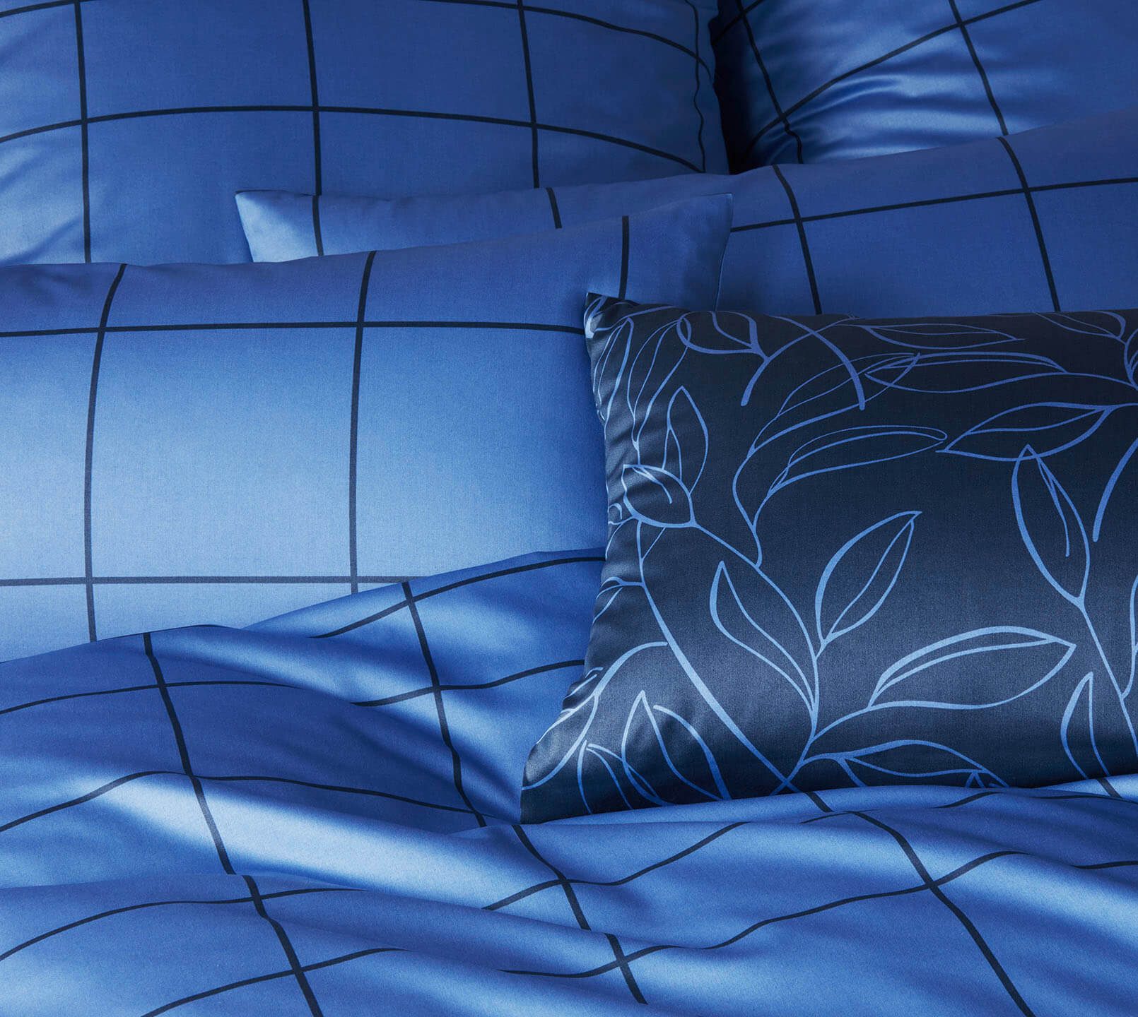 Satin Bettwäsche Cross in Blau Karo Detail 1 #farbe_Cross Kobaltblau