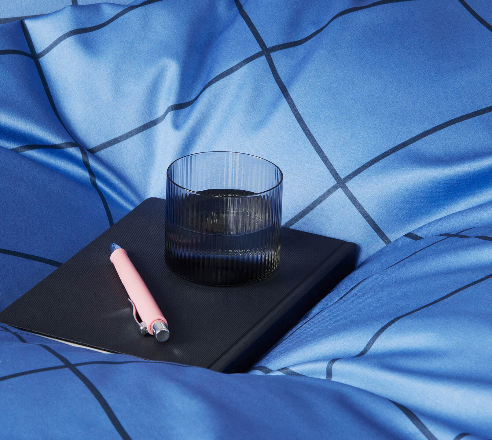 Satin Bettwäsche Cross in Blau Karo Detail 2 #farbe_Cross Kobaltblau