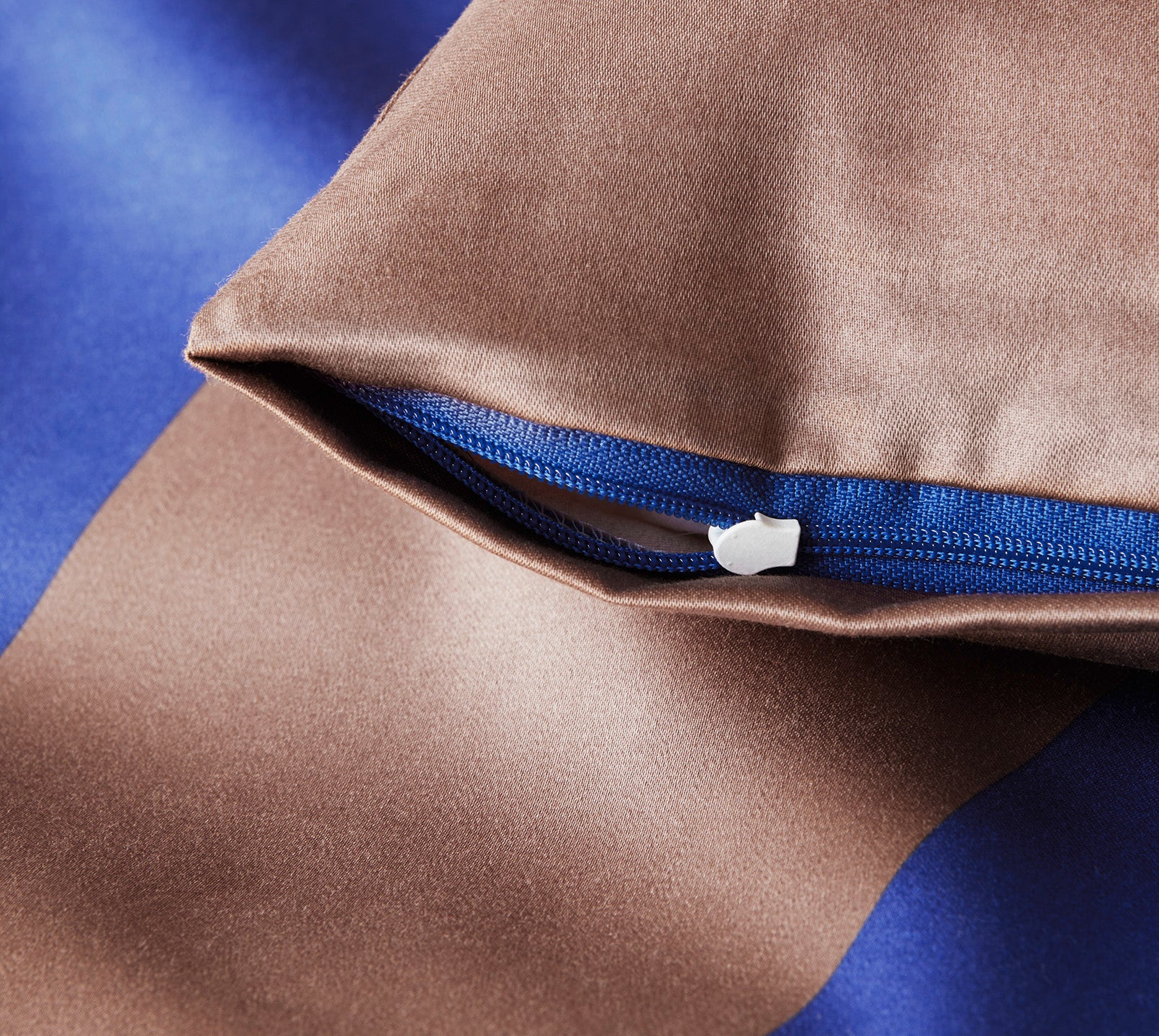 Satin Bettwäsche Duo in Kobalt-Mousse Streifen Reißverschluss #farbe_Duo Kobalt-Mousse