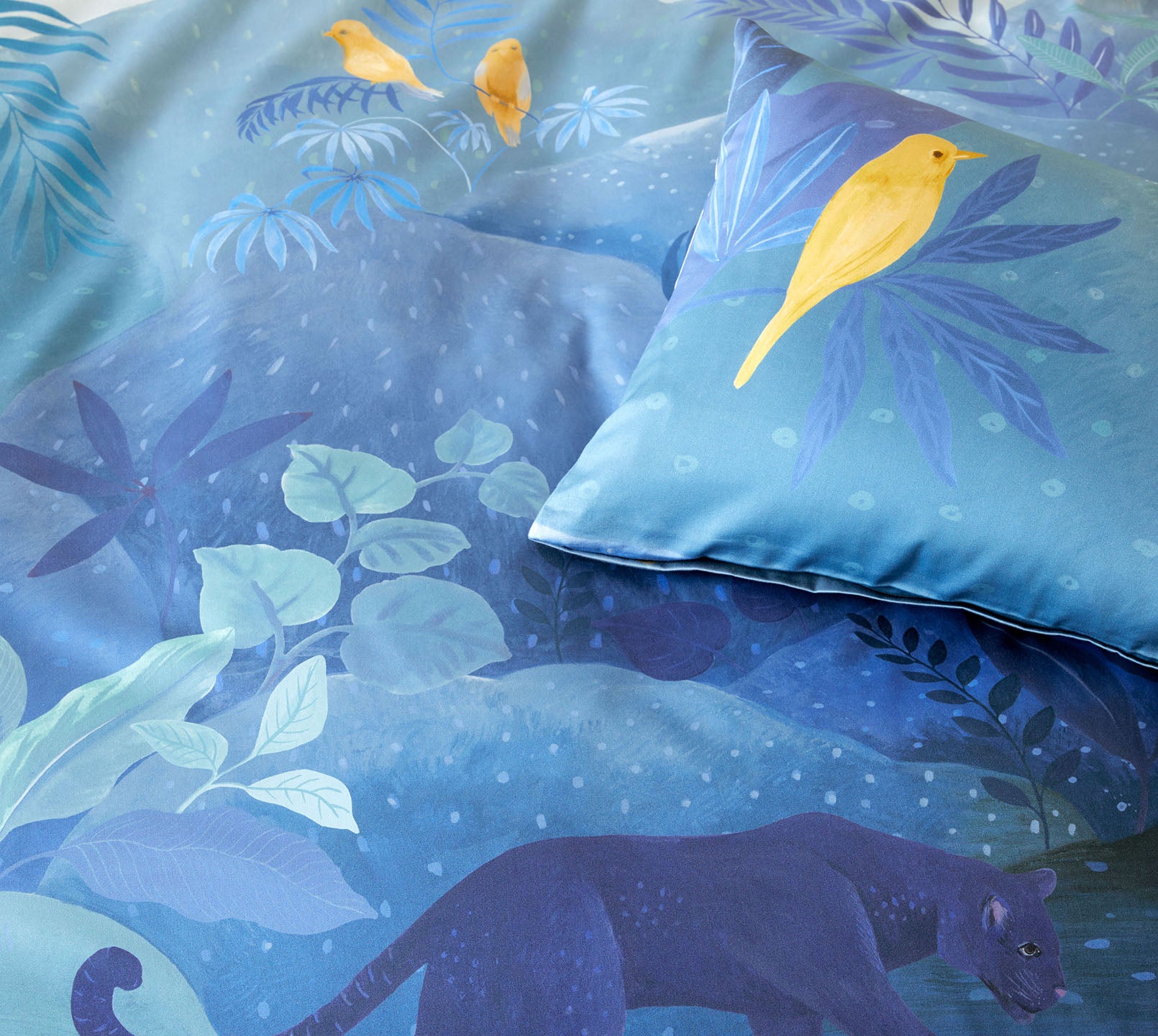 Satin Bettwaesche Fairytale in Blau Tiere Stoff #farbe_Nachtblau Camel