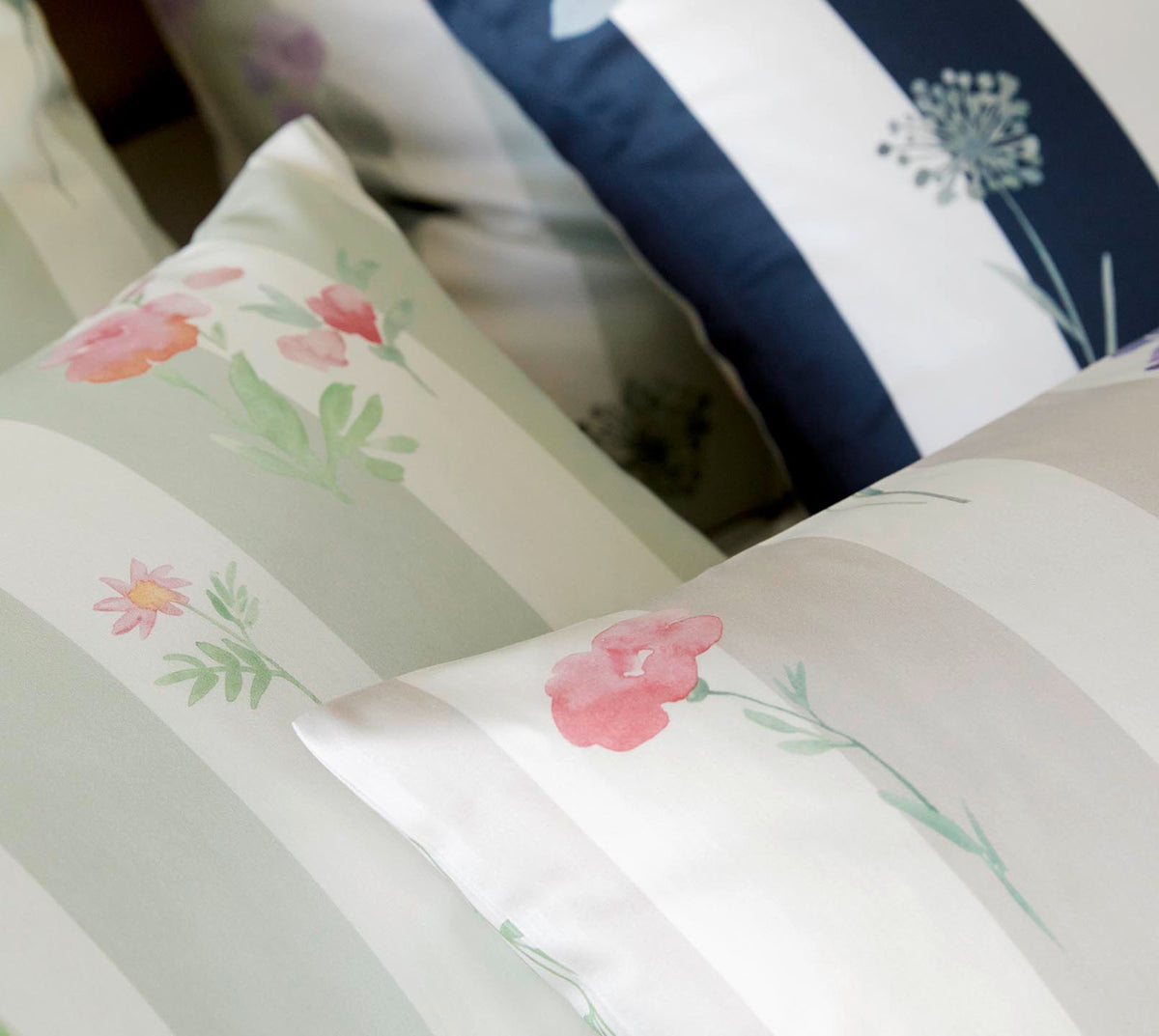 Satin Bettwäsche Flowerstripe in Streifen Blumen Kissenmix