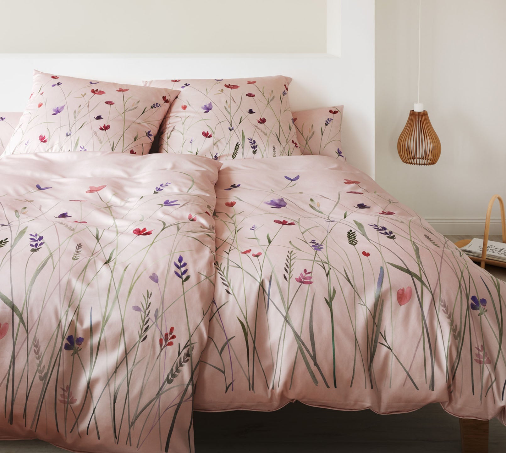 Satin Bettwäsche Highlife in Rose Blumenwiese Schlafzimmer #farbe_Highlife Rose