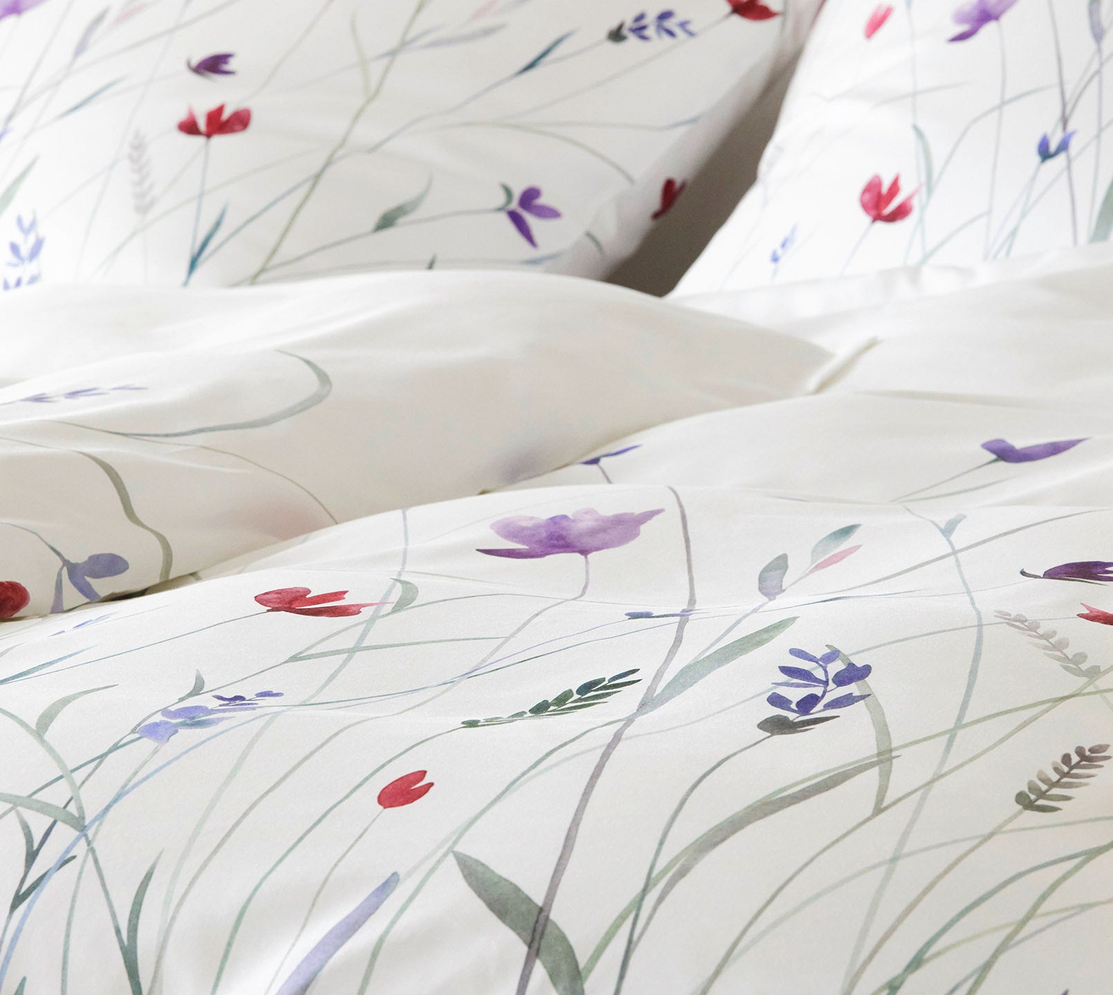 Satin Bettwäsche Highlife in Weiß Blumenwiese Detail 4 #farbe_Highlife Weiß